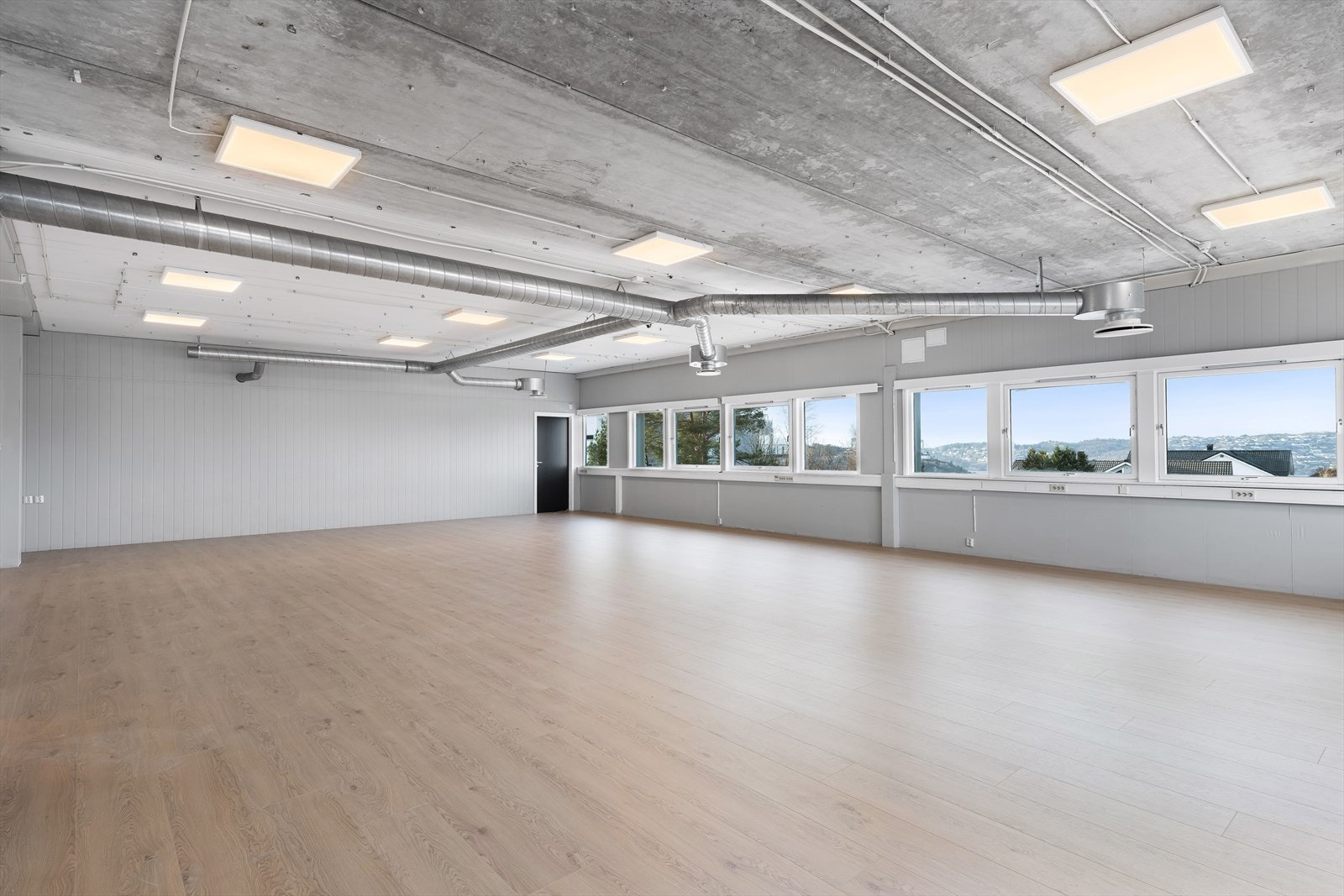 Lokalene er klar for innredning til ny leietaker. Gode dagslysforhold. BTA ca. 474 m². Lokalene kan deles mellom to leietakere Galleribilde