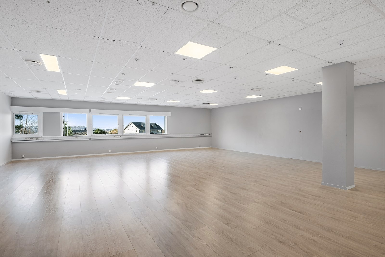 Lokalene er klar for innredning til ny leietaker. Gode dagslysforhold. BTA ca. 474 m². Lokalene kan deles mellom to leietakere Galleribilde