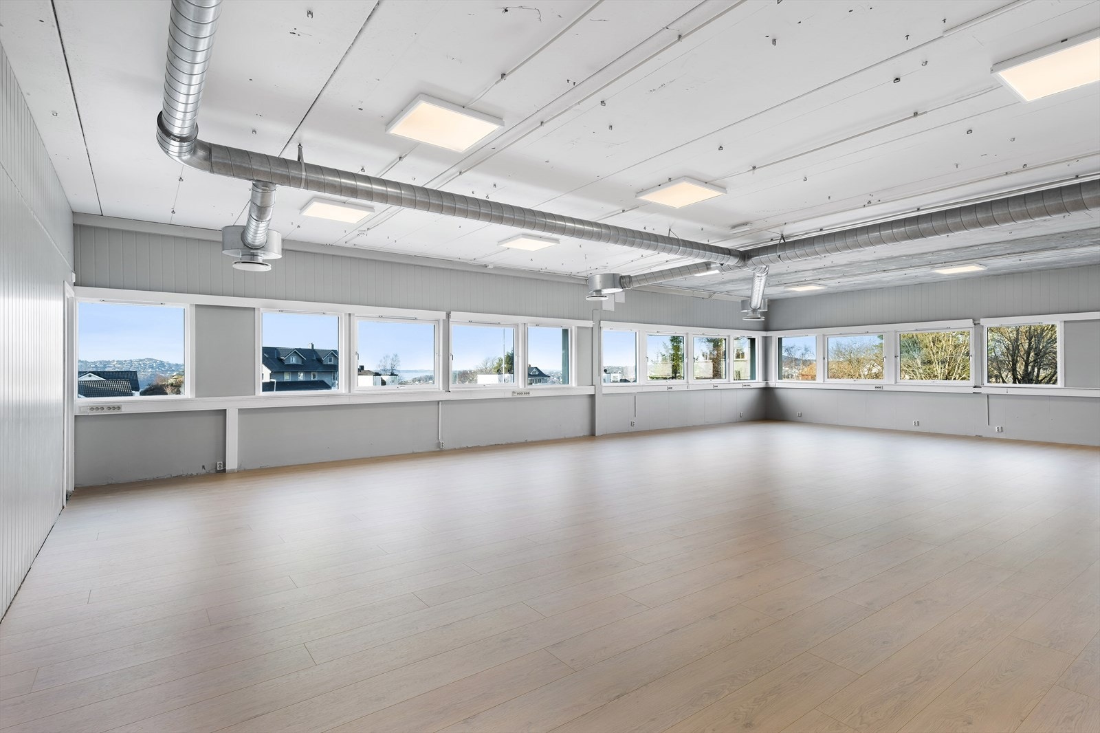 Lokalene er klar for innredning til ny leietaker. Gode dagslysforhold. BTA ca. 474 m². Lokalene kan deles mellom to leietakere Galleribilde