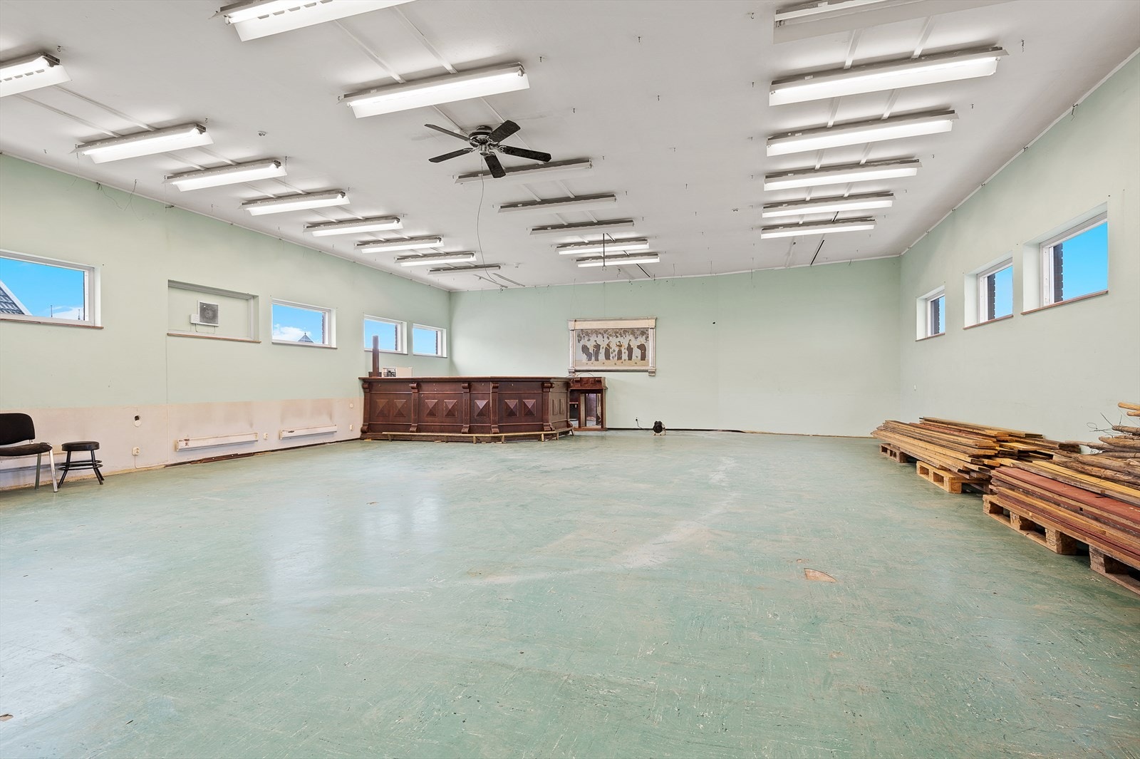 Eiendommen er kjent som Gamle Telebygget opprinnelig oppført av Telenor i ca.1965. Bygget brukes i dag til lager, minilager og oppbevaring. Galleribilde