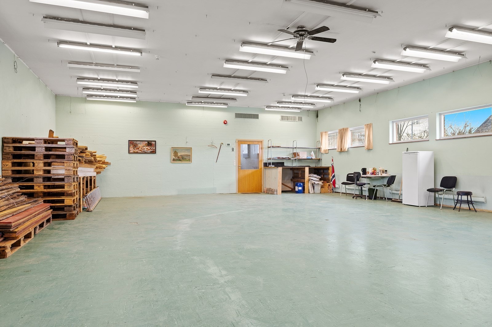 Eiendommen går over 2.etasjeer, med 2 innganger i tillegg til stor garasjeport. Galleribilde