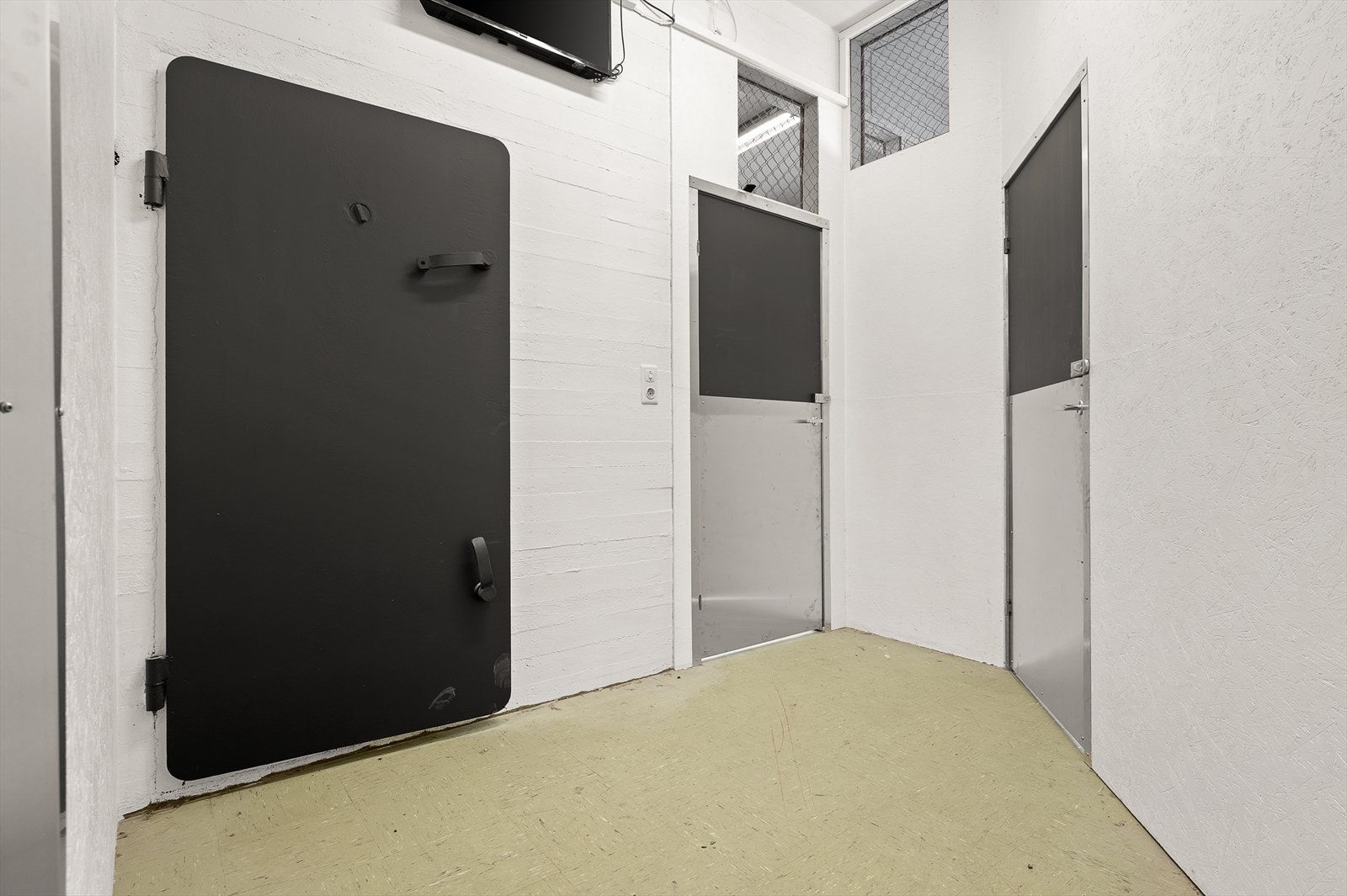 Underetasjen inneholder bod og lager 6 stk, teknisk rom, toalettrom og flere mellomganger. Deler av underetasjen er utleid til Telia. Galleribilde