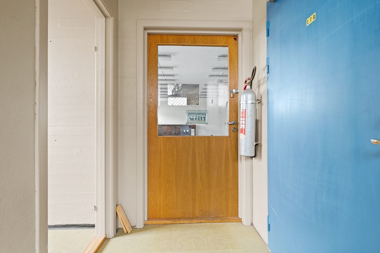 1.etasje med stort lagerrom rett frem, utleid rom til høyre i bilde og trapp til underetasjen til venstre i bilde. Galleribilde