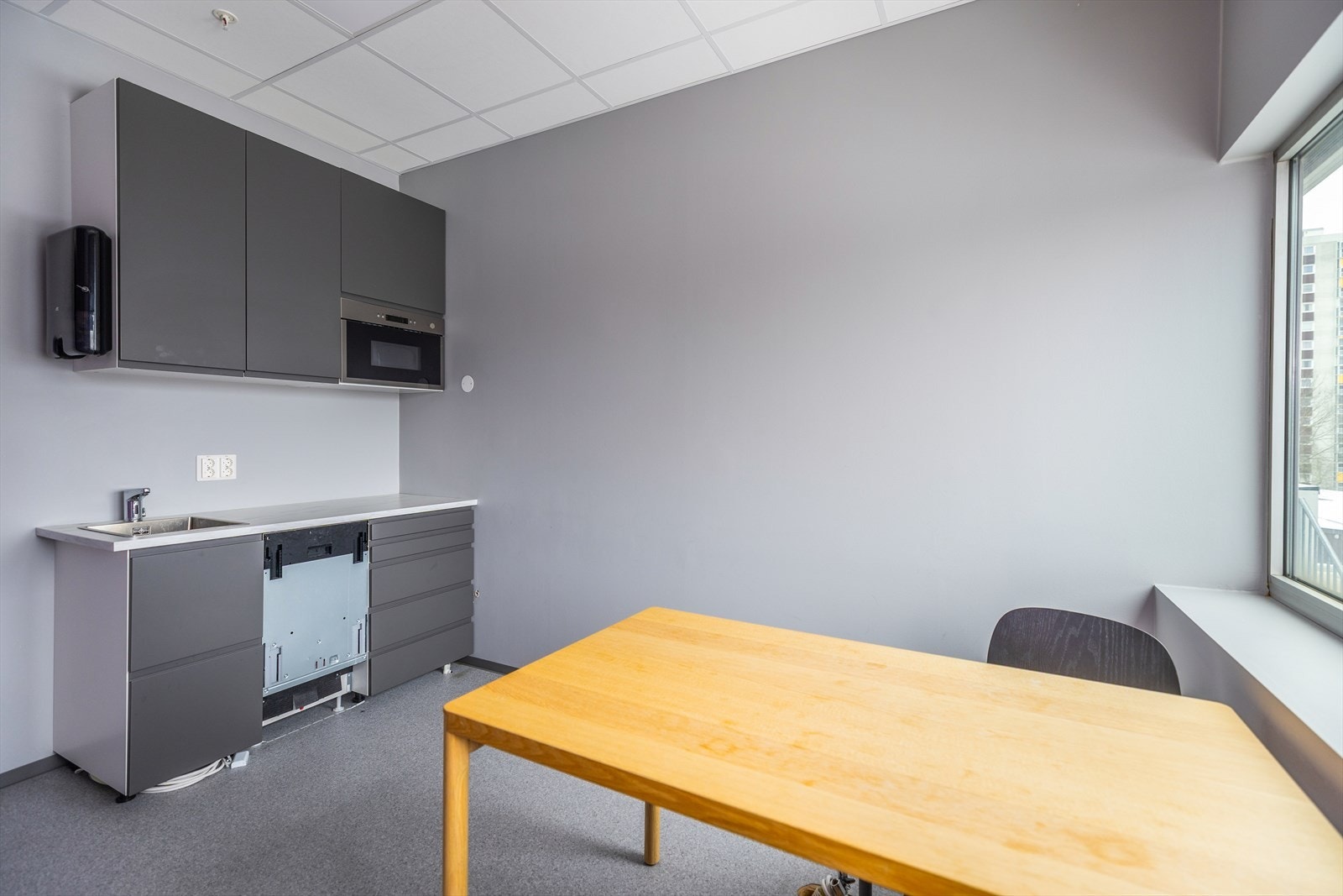 Ett av fire behandlingsrom innredet med enkelt kjøkken Galleribilde