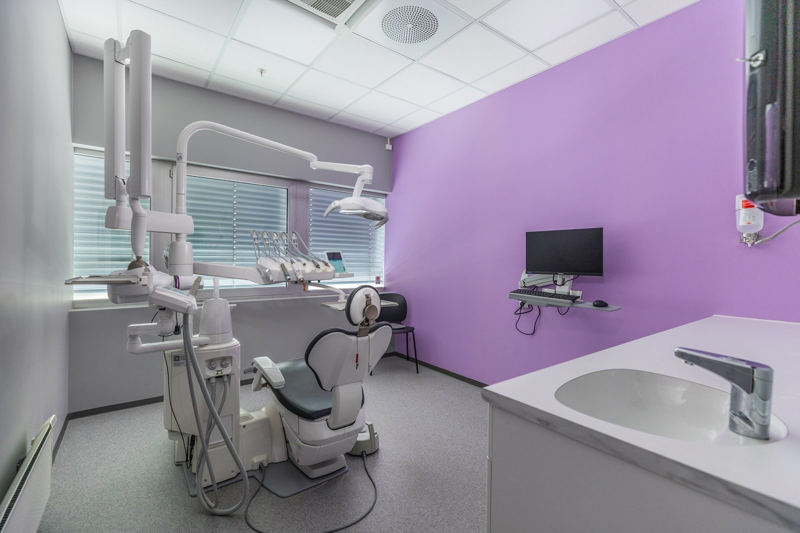 Behandlingsrom med tannlegeutstyr som kan overtas etter avtale Galleribilde