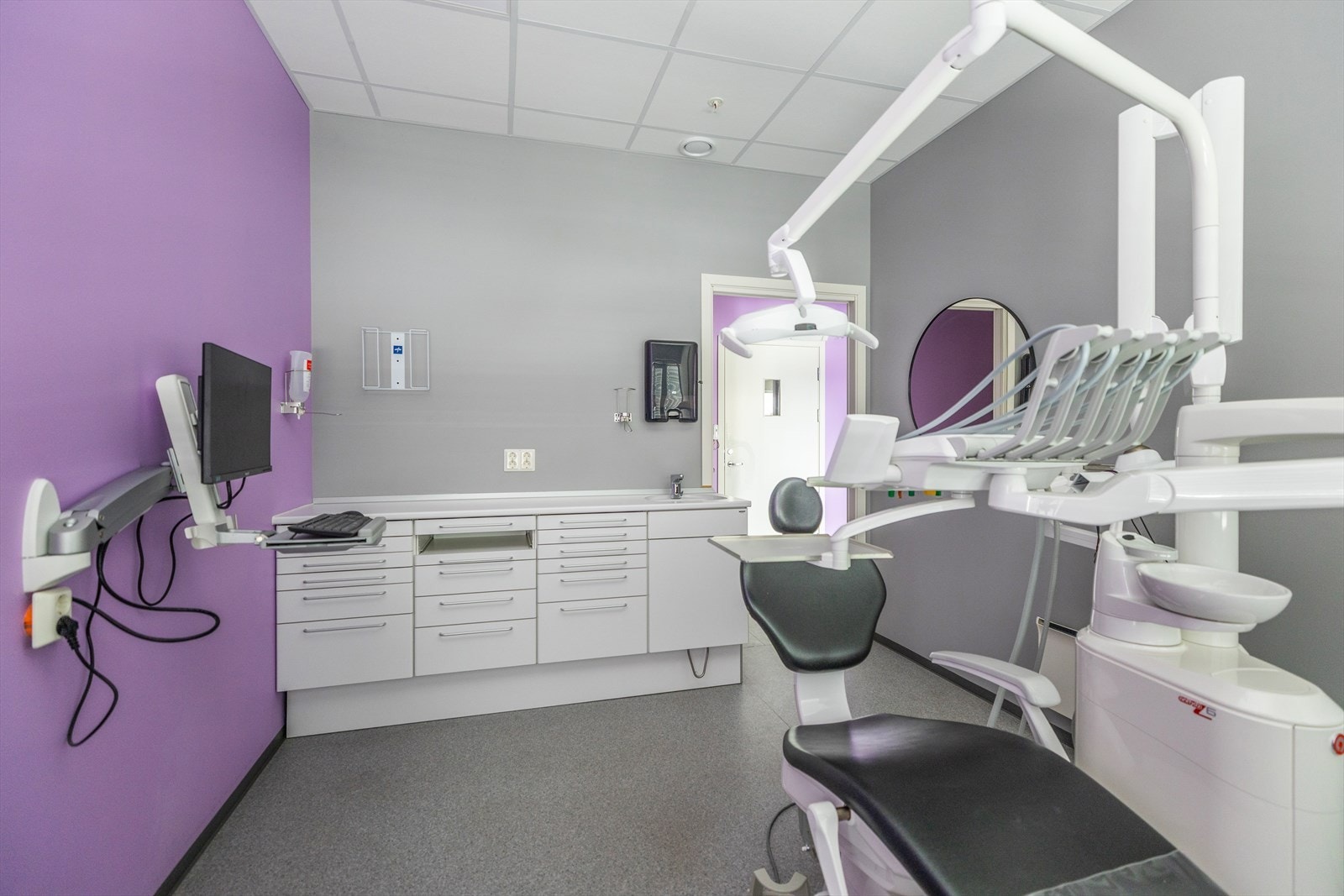 Behandlingsrom med tannlegeutstyr som kan overtas etter avtale Galleribilde