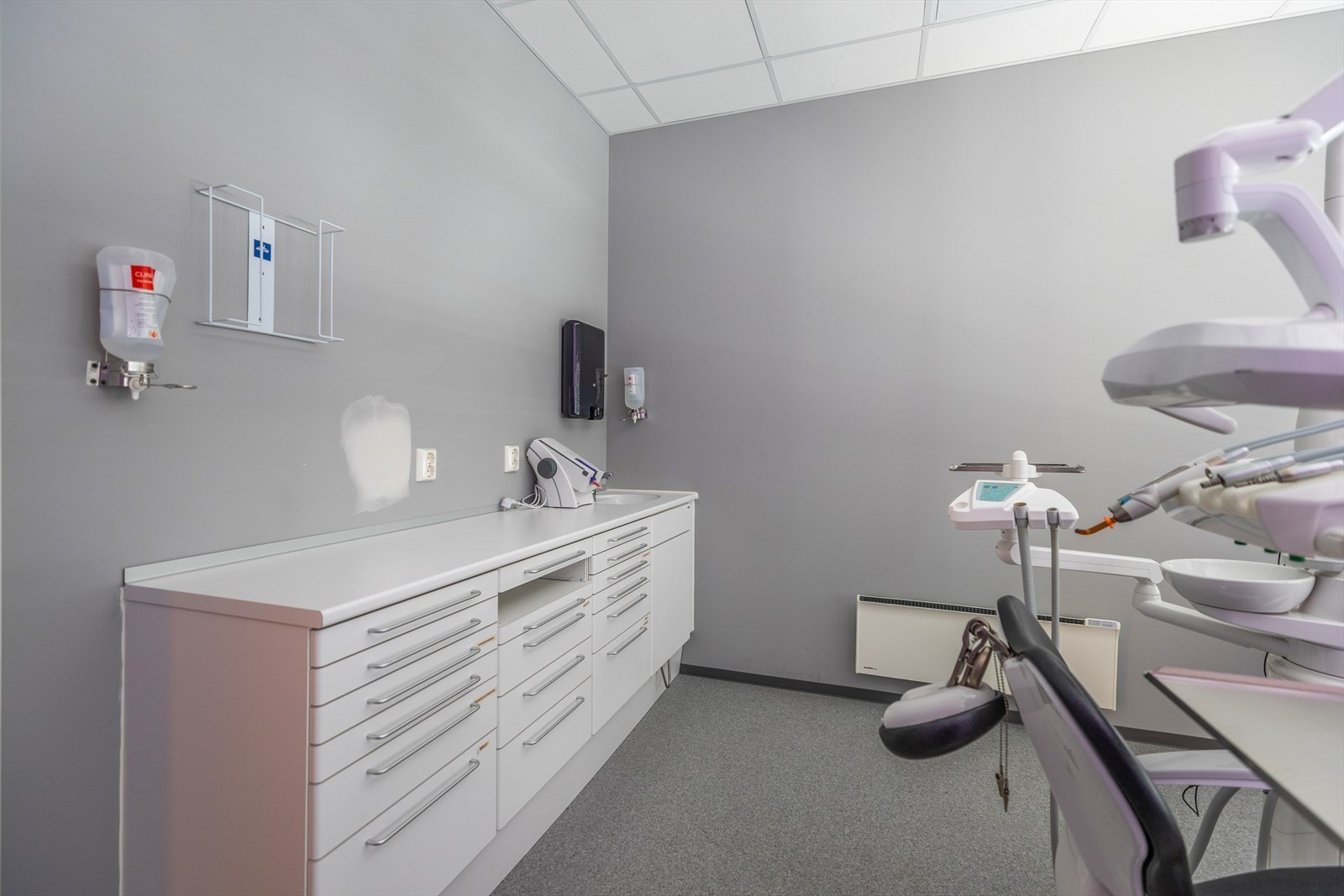 Behandlingsrom med tannlegeutstyr som kan overtas etter avtale Galleribilde