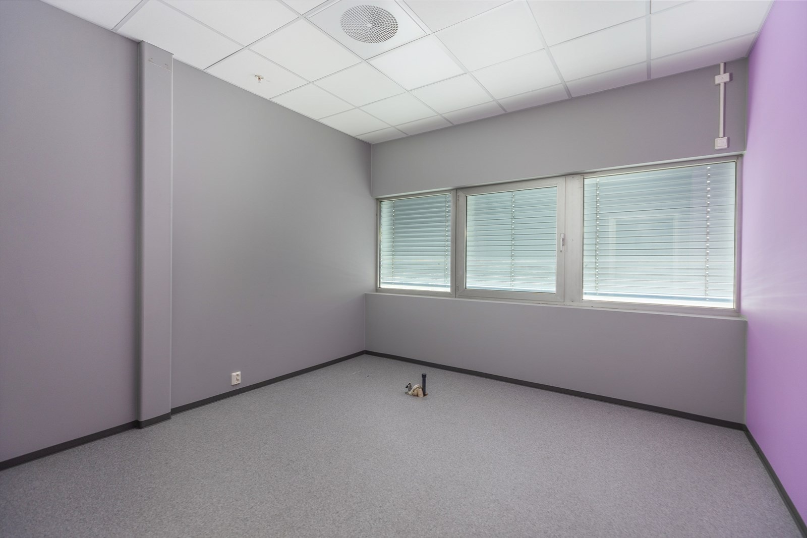 Behandlingsrom uten innredning, med vann og avløp i gulv Galleribilde