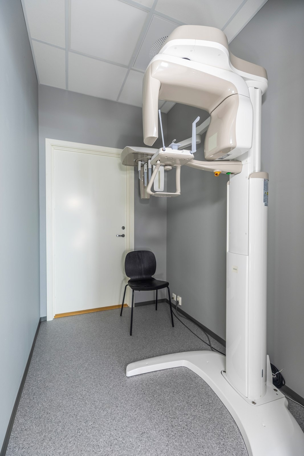 Røntgenrom med panoramarøntgen. Teknisk rom med kompressor og sug på innsiden. Galleribilde