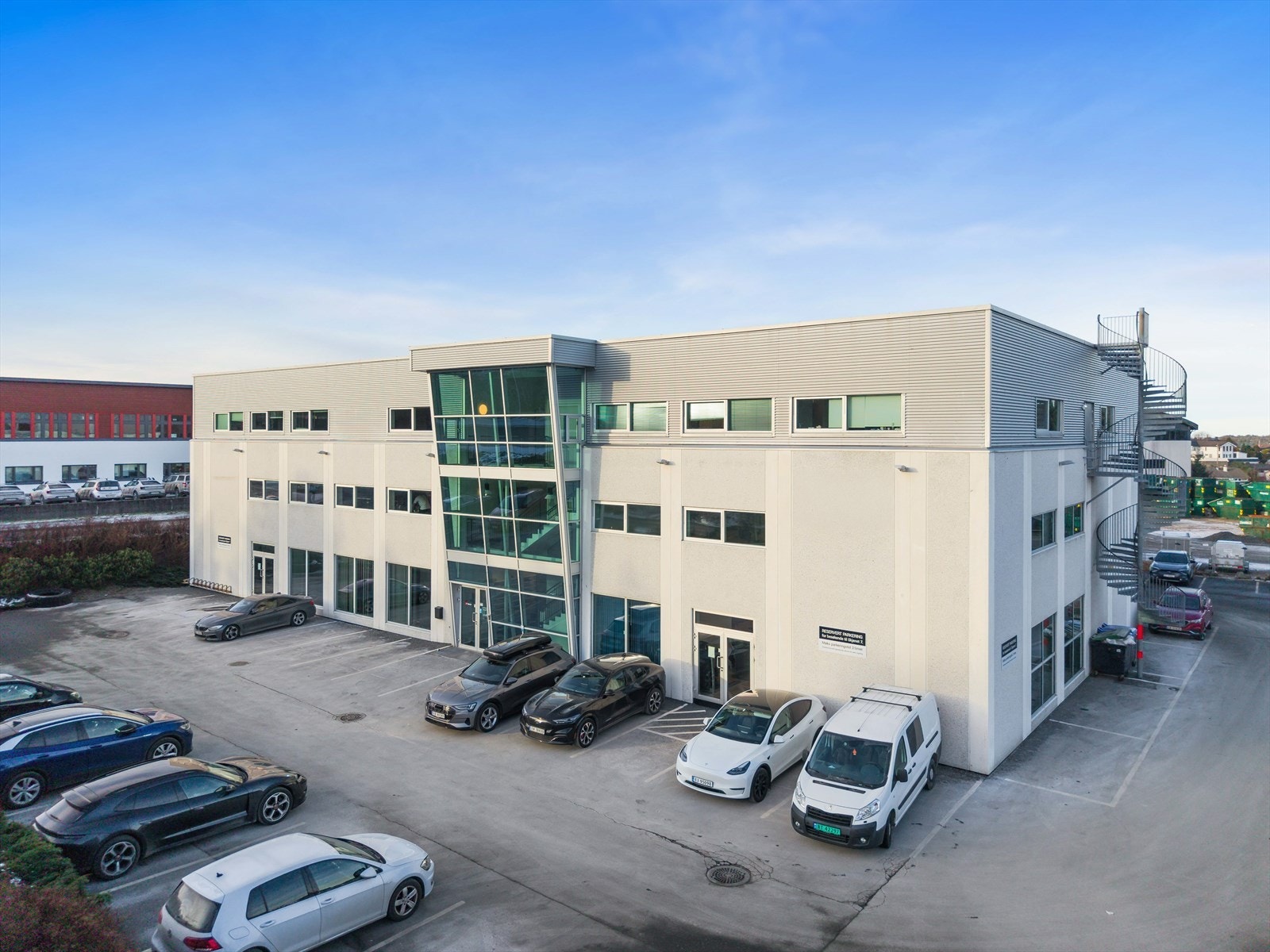 Bygget består av 2 fulle etasjer + mesanin. Kan leies i sin helhet eller deles mellom flere leietakere Galleribilde