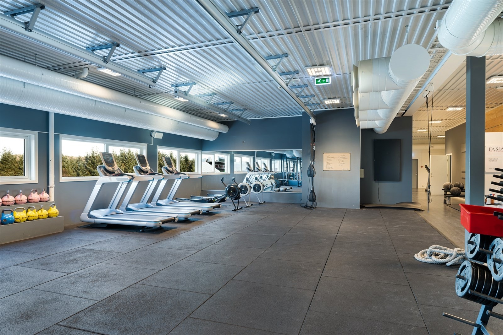 3. etg. ca. BTA 776m². Består av spinning og treningssaler, i tillegg til administrasjon og kontorer til fysioterapi med mer. Takhøyde ca. 3,35 m. Galleribilde