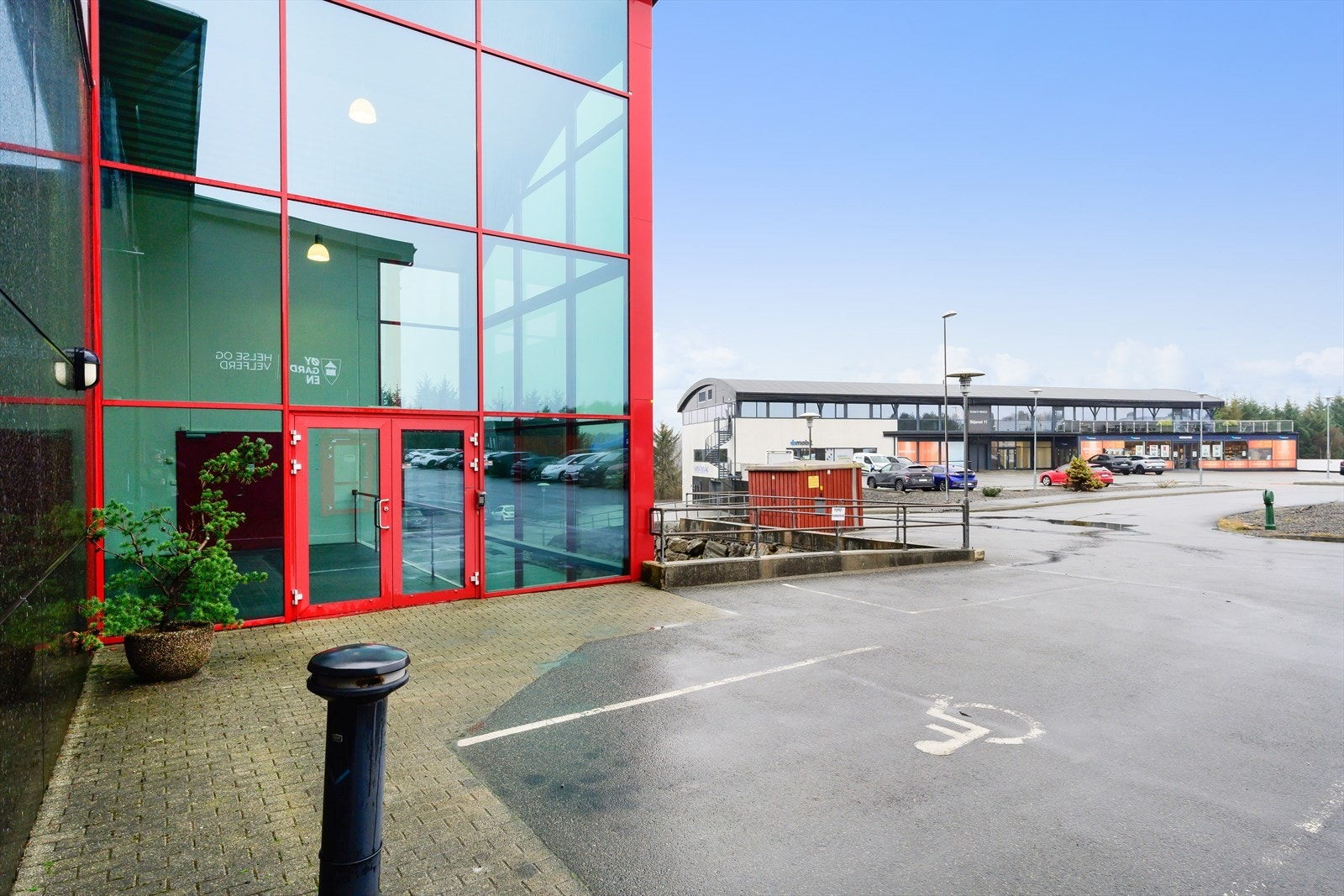 Inngangsparti til de ledige lokalene rett fra parkeringsplass. Galleribilde