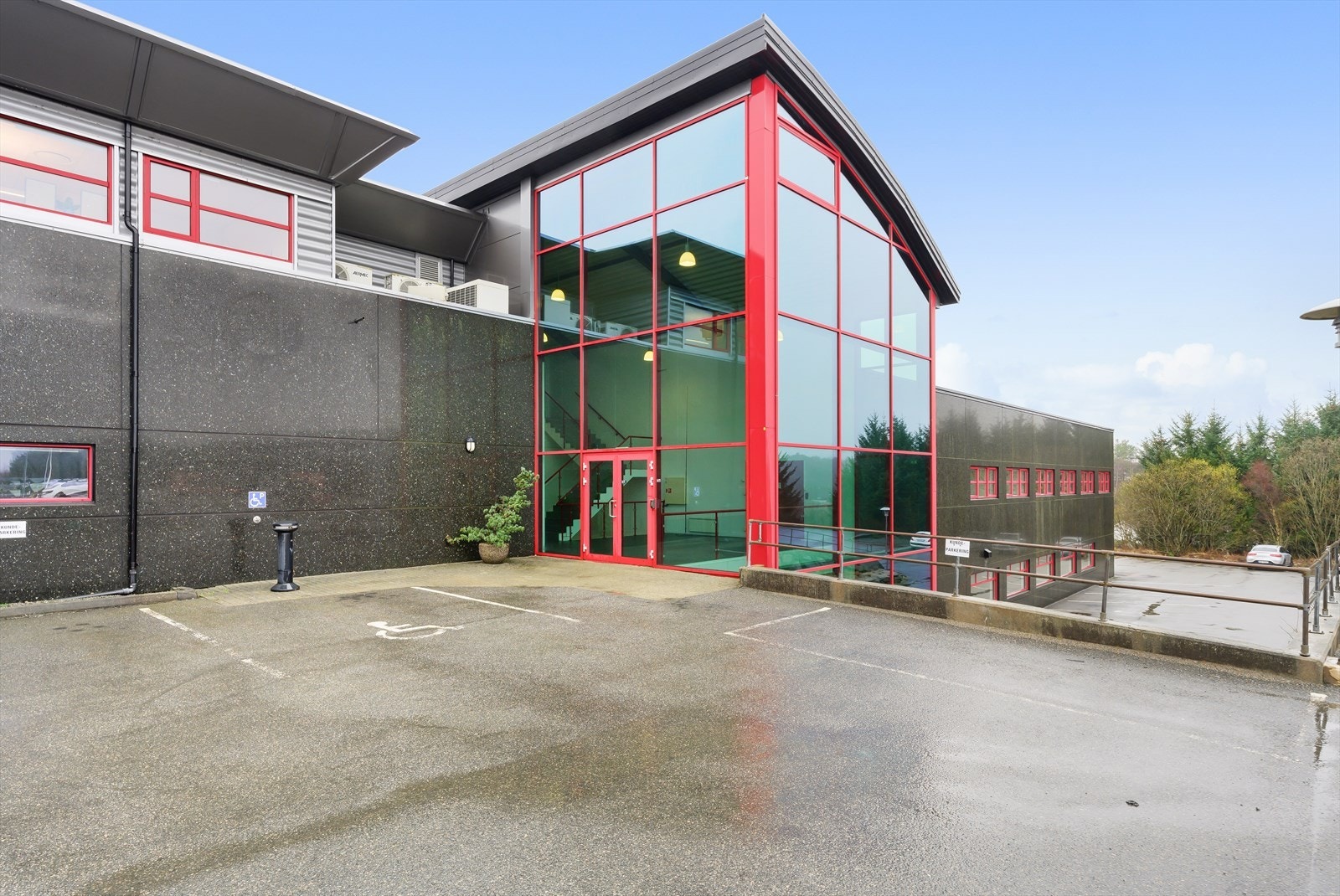 I samme bygg som ny Kiwi butikk har vi ledige lokaler i 1. etasje og u. etasje. Galleribilde