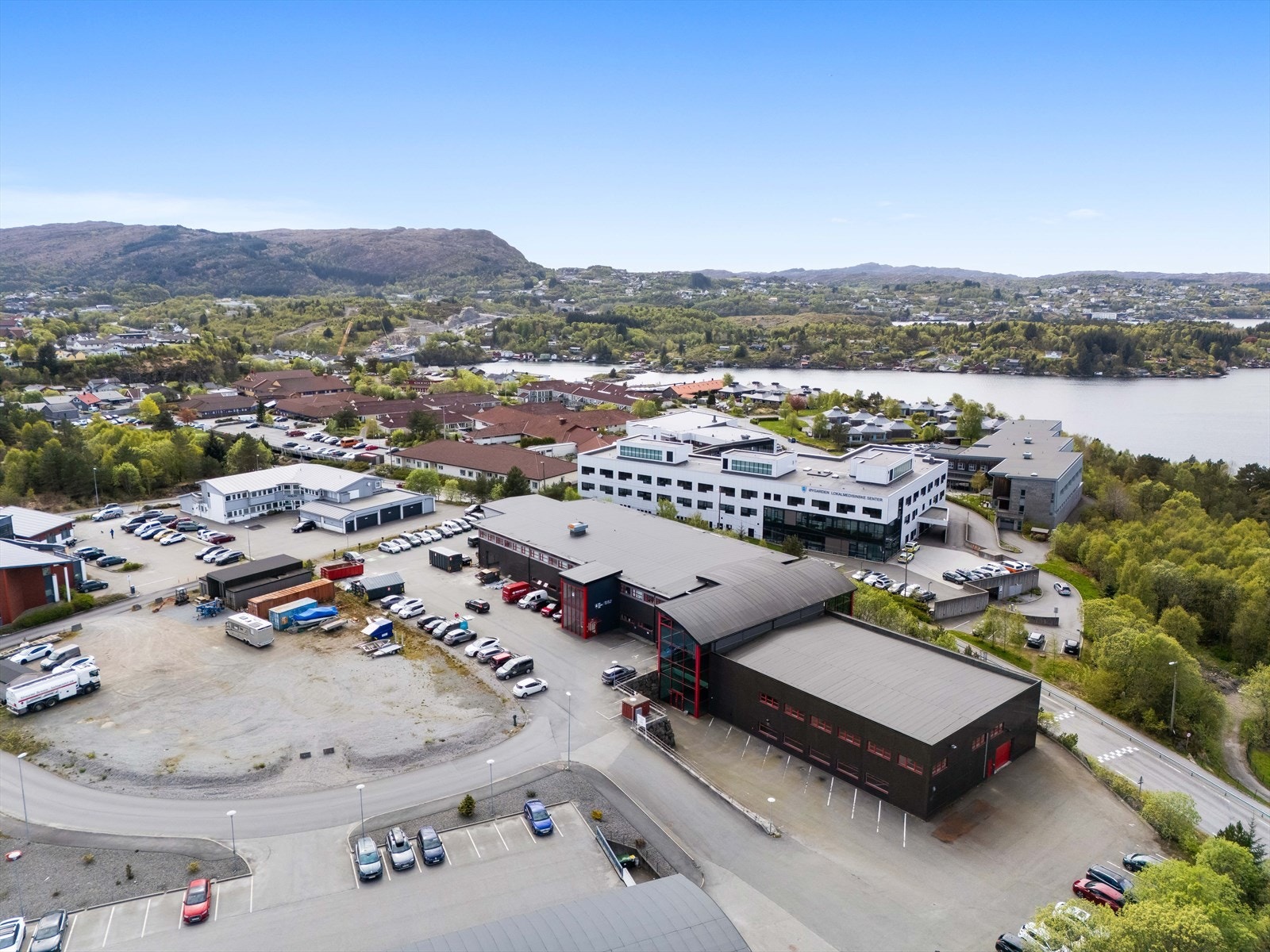 Gode parkeringsforhold tilknyttet eiendommen. Galleribilde