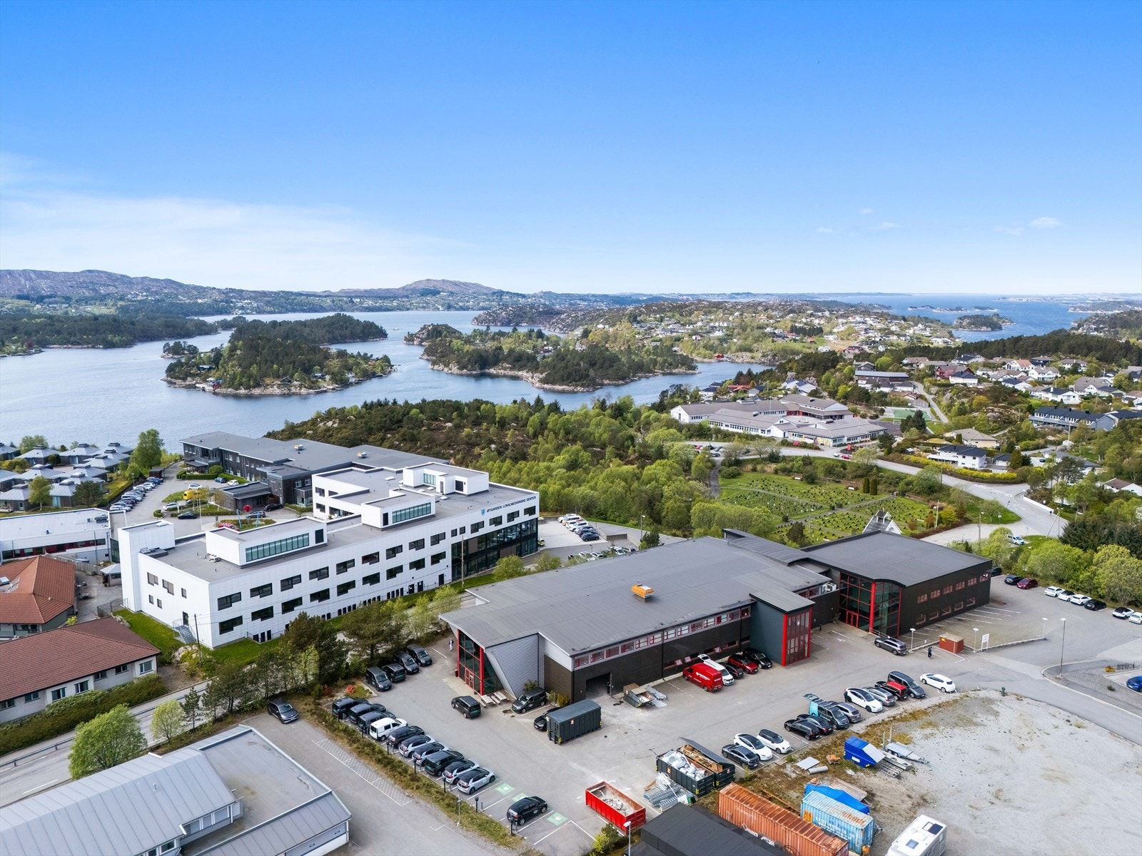 Gode parkeringsforhold tilknyttet eiendommen. Galleribilde