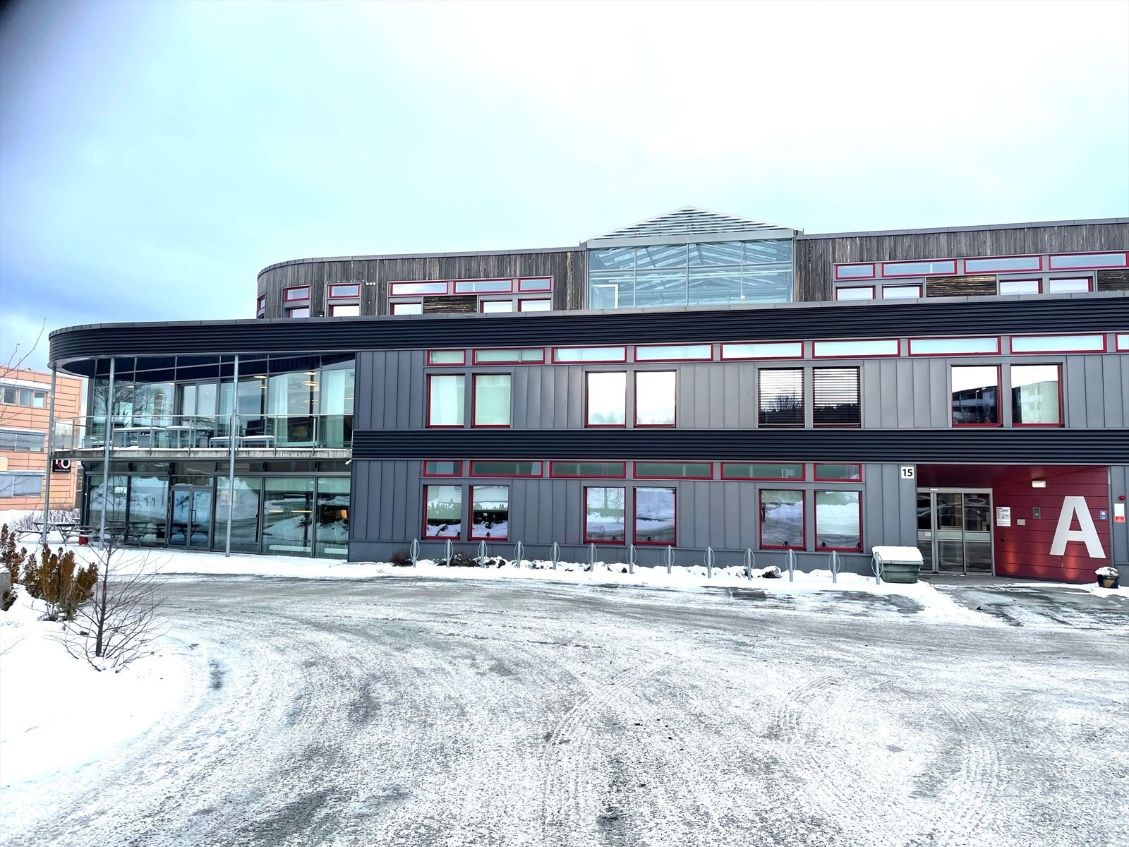 Nabobygg med kantine.jpg Galleribilde