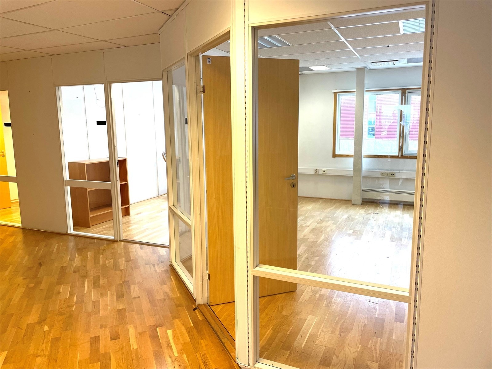 2. etg. Flere cellekontor med felles kjøkken. Galleribilde