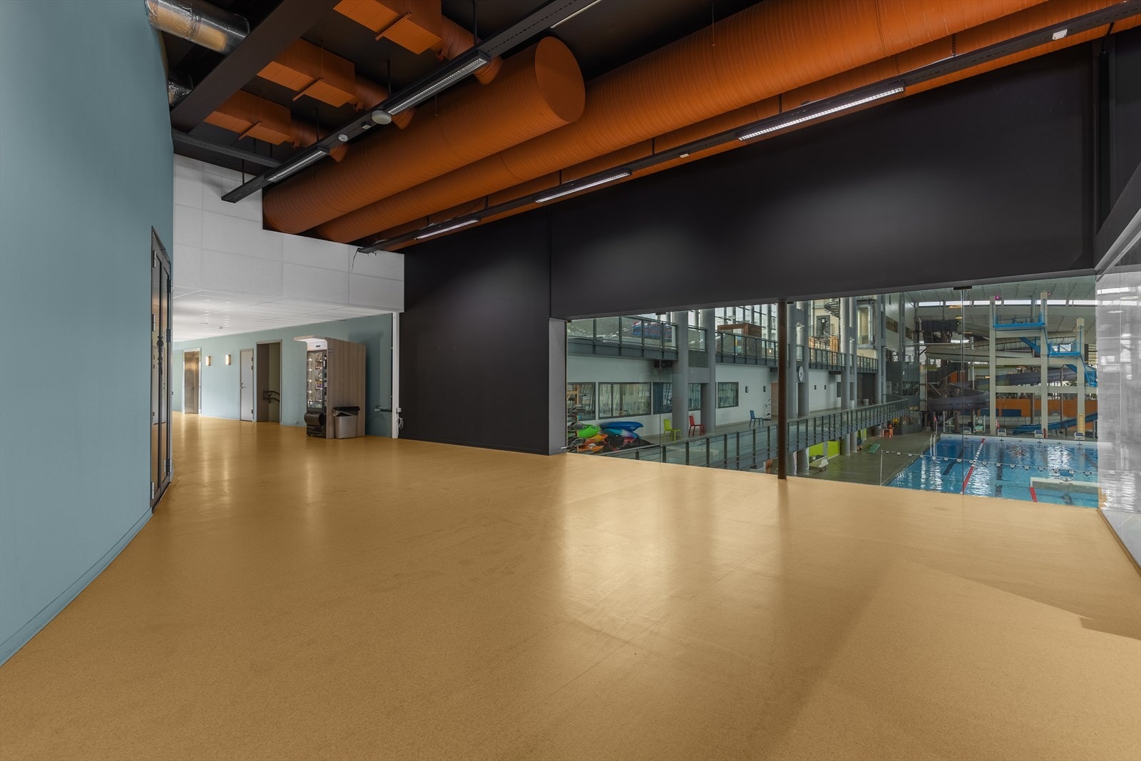 Areal utenfor de ledige lokaler med stort vindu ned til Pirbadet Galleribilde