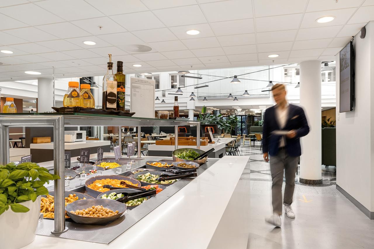 Personalrestauranten ligger i atriet og har et godt bespisningstilbud Galleribilde