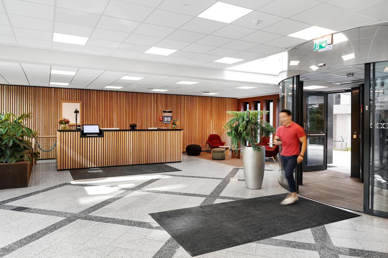 Adkomsten er representativ og nylig oppgradert med ny resepjson og nye overflater Galleribilde