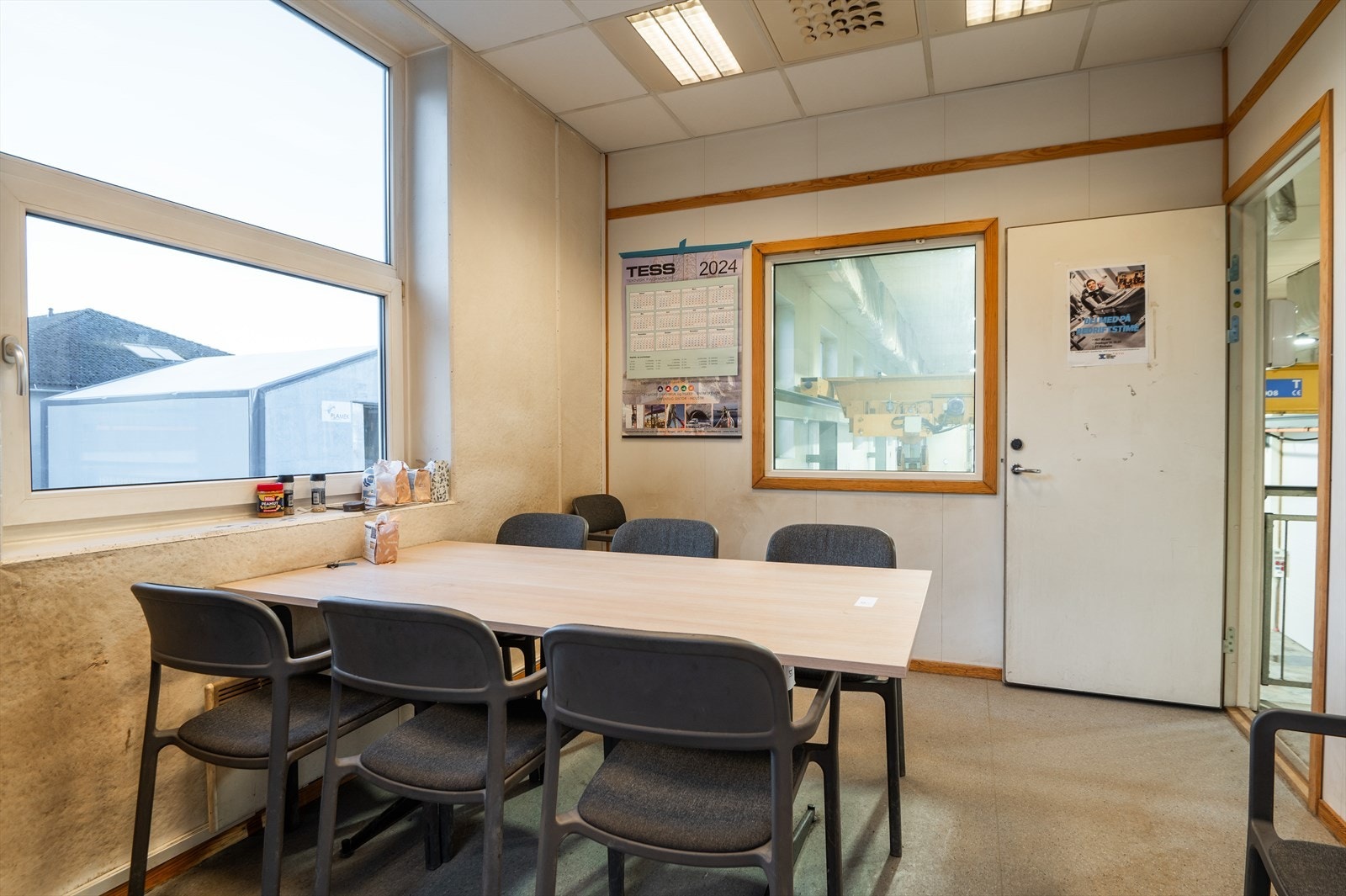 Det er spiserom og kontor på messanin Galleribilde