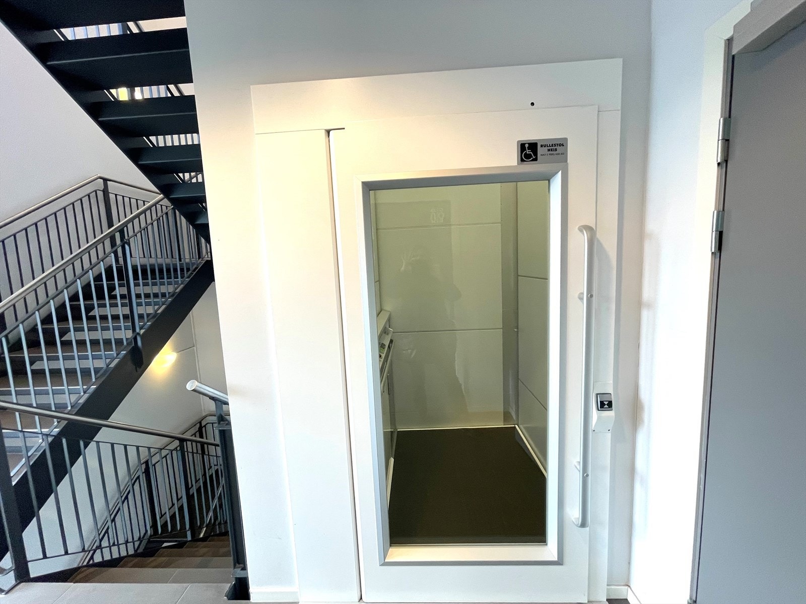 Trapp med heis.jpg Galleribilde