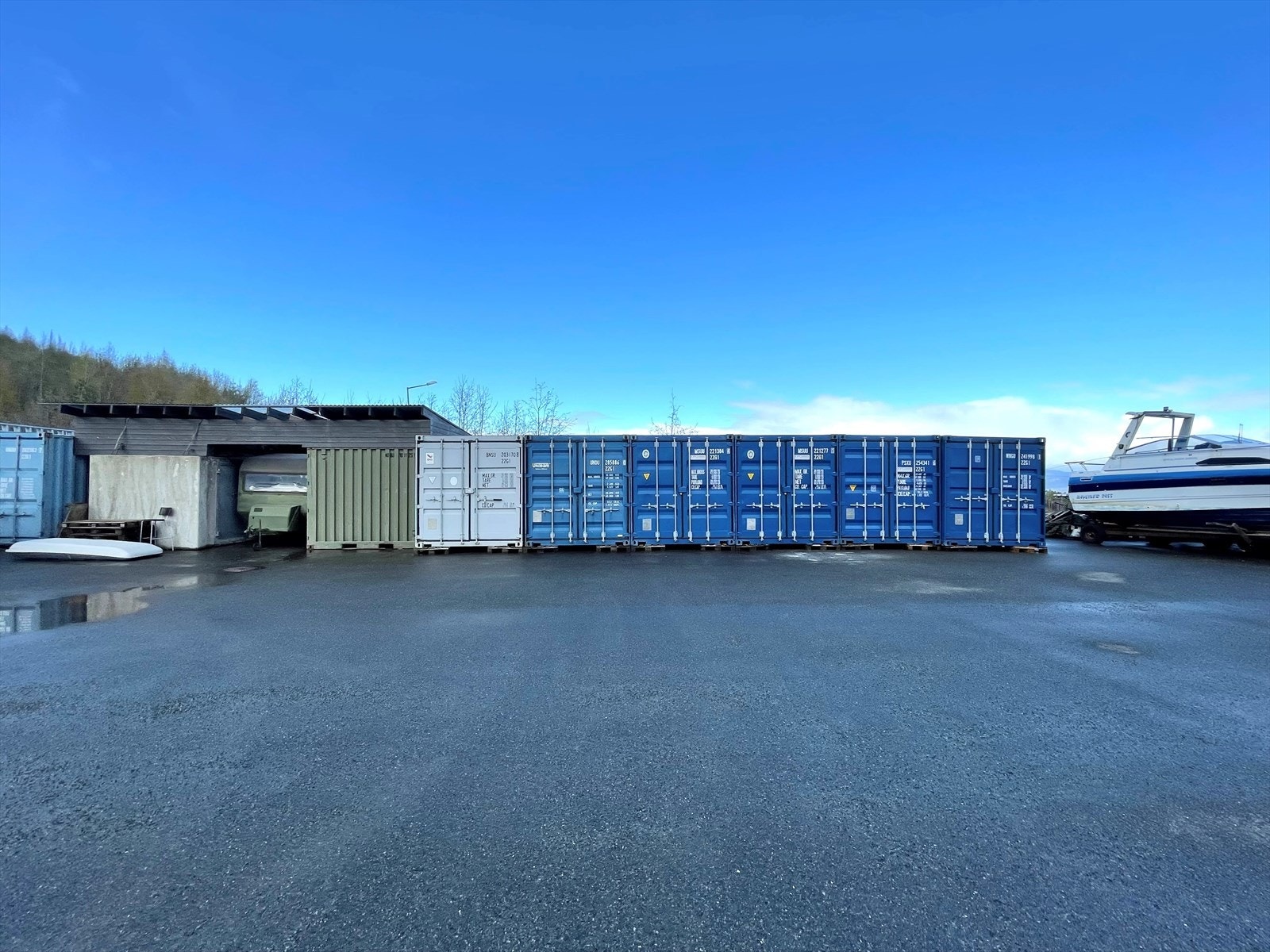 Det er muligheter for å leie ekstra parkeringsplass, utelagringsplass og kontainere på inngjerdet uteareal. Galleribilde