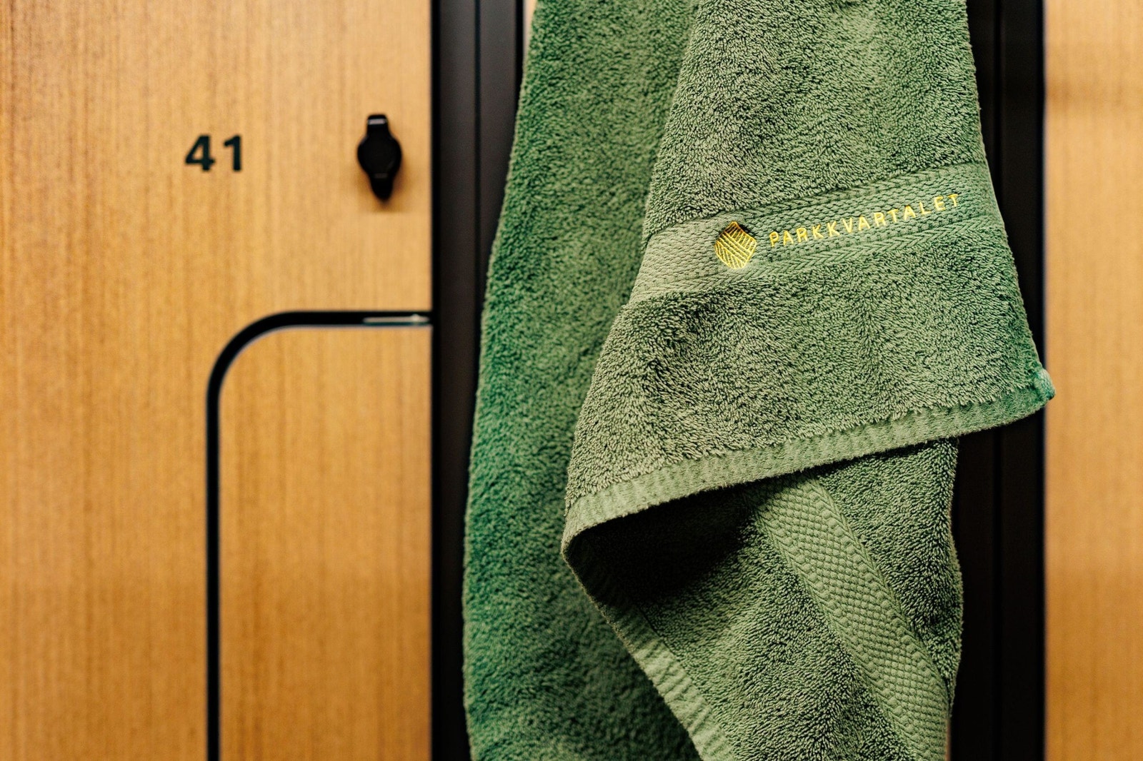 Garderobe og dusj med håndkleservice Galleribilde