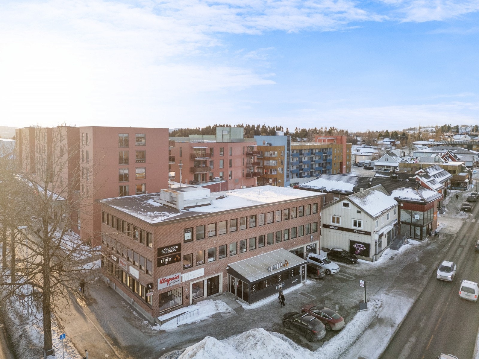 Eiendommen ligger sentralt med buss og tog rett over gata Galleribilde