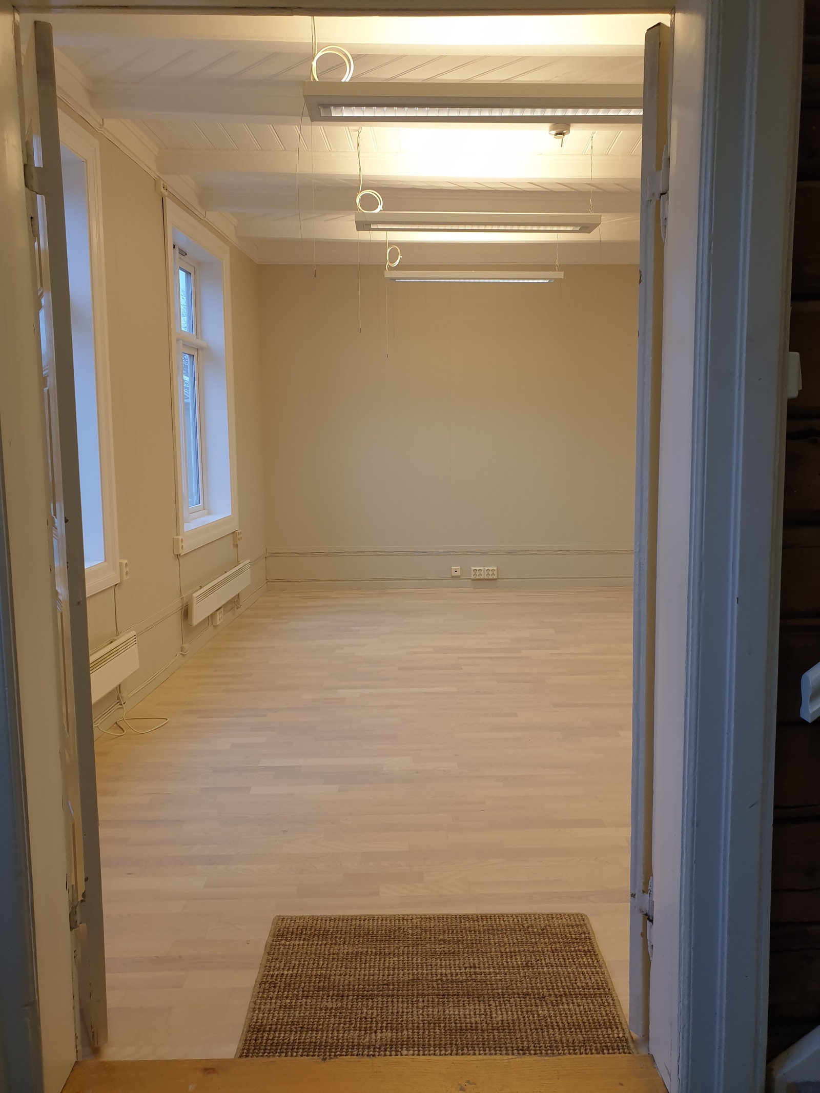 Dobbeldør inn til hovedlokalet.
Lyst og trivelig med nypusset parkettgulv Galleribilde