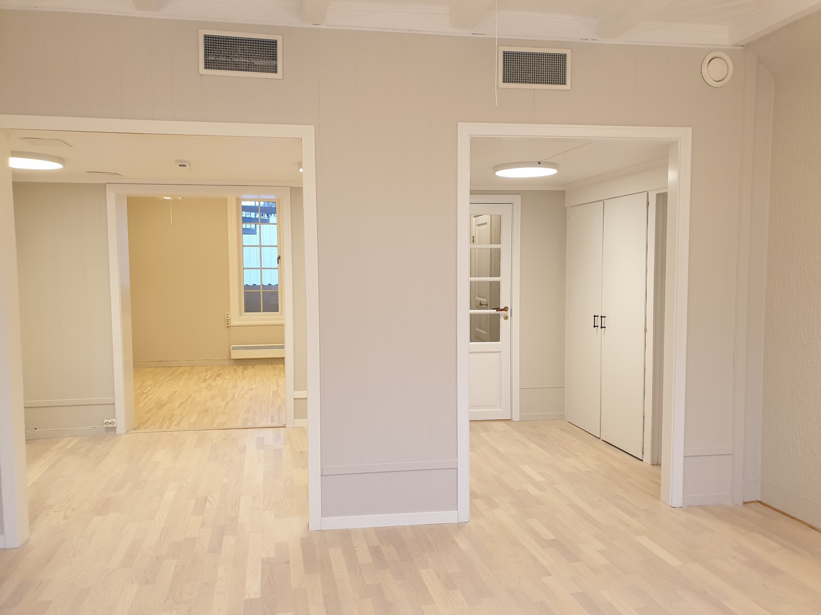 Til venstre inn mot kontor med vindu mot bakgård. Til høyre garderobe med inngang til minikjøkken og toalett Galleribilde