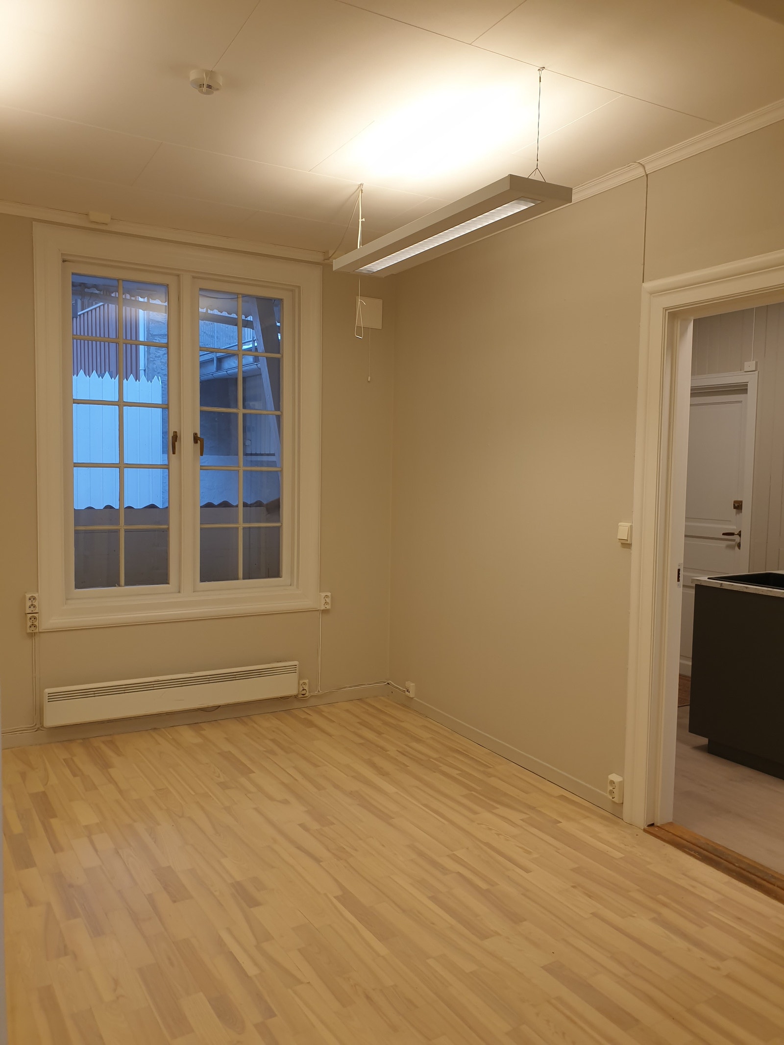 Kontoret har også dør inn til kjøkken og toalett Galleribilde