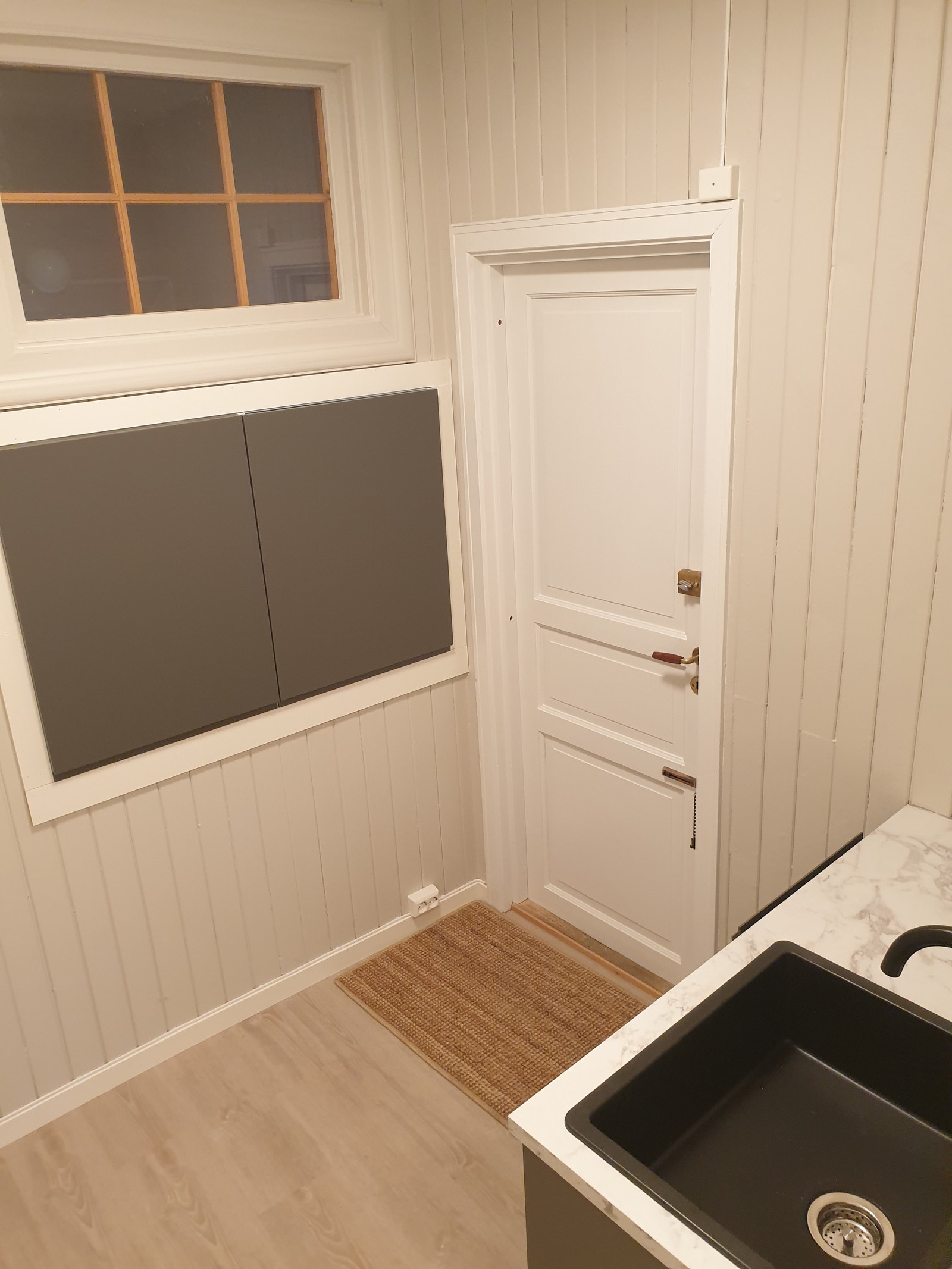 Innbygd dobbelskap.
Det er plass til et lite kjøkkenbord.
Dør til korridor og utgang bakgård Galleribilde