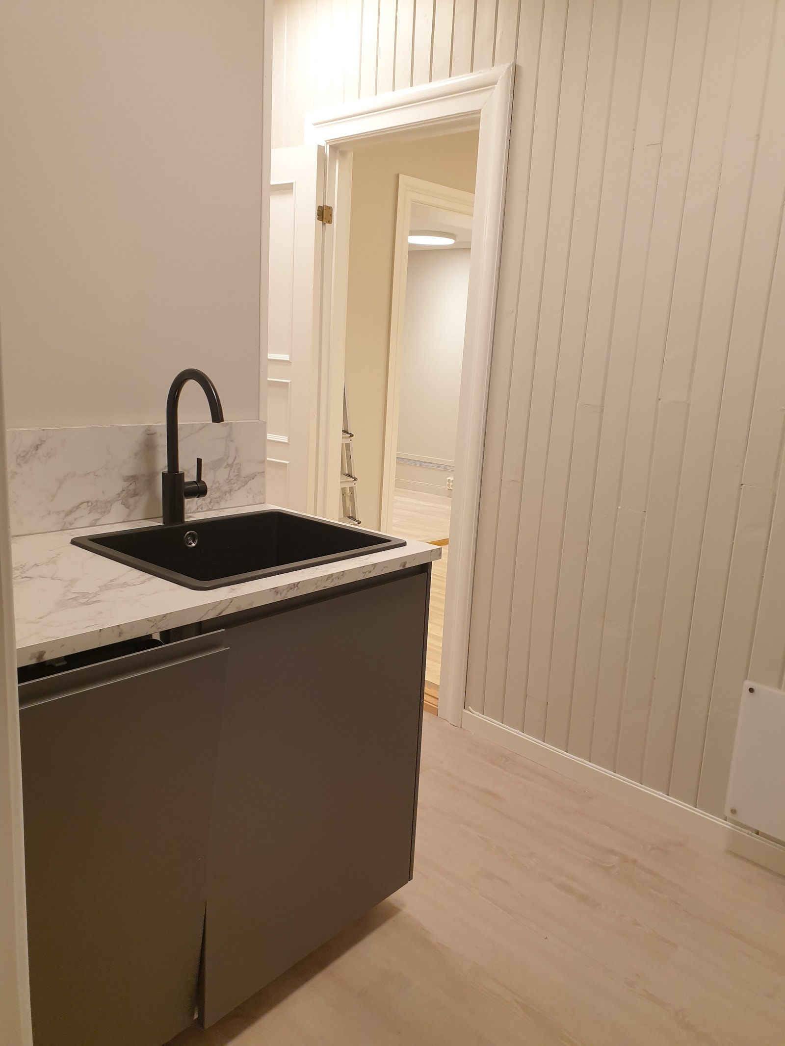 Kjøkkenet med vask og oppvaskmaskin Galleribilde