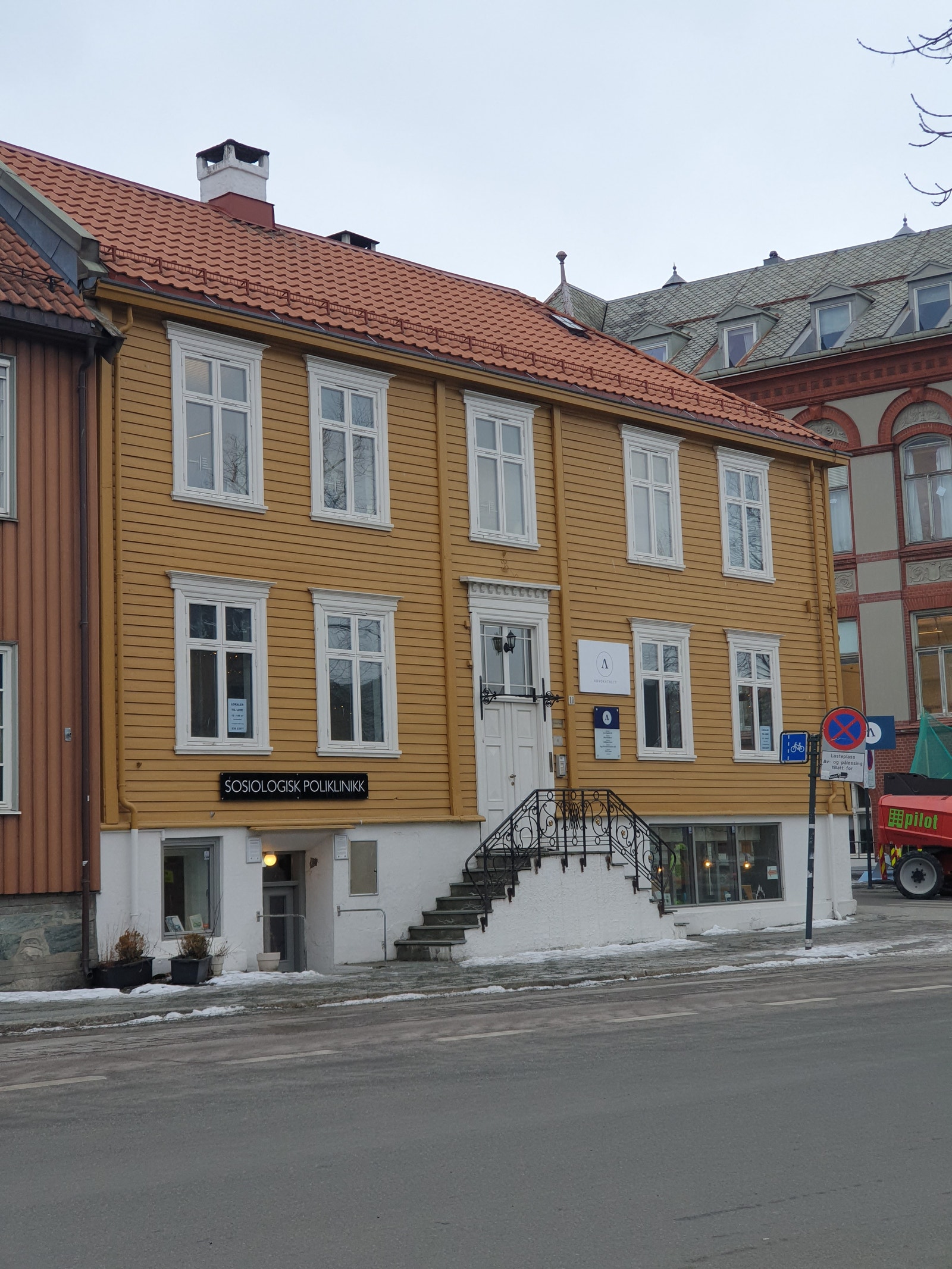 Fasade Kjøpmannsgata 10. Lokalet ligger i første etasje, til venstre for inngangsdør Galleribilde