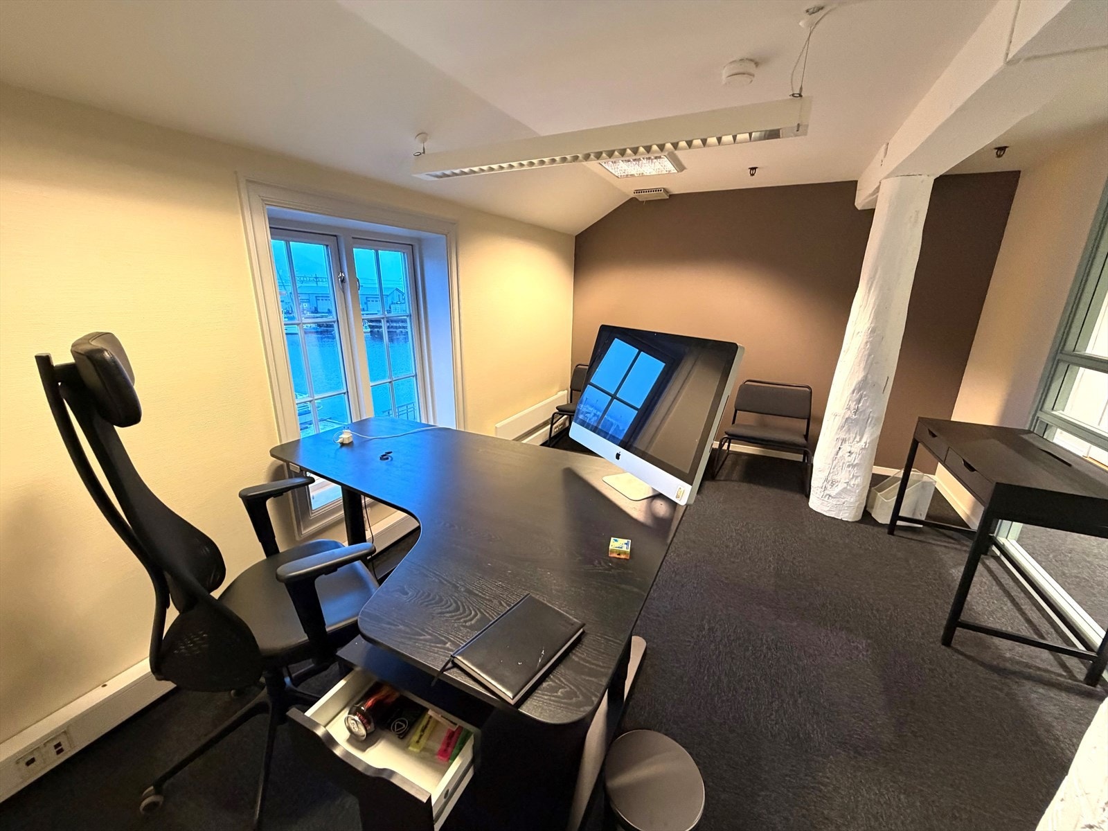 Ledig kontor. Galleribilde