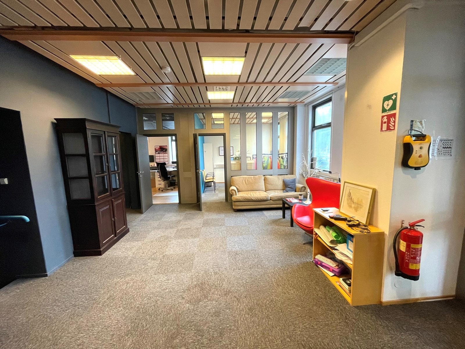 2 cellekontor og kjøkken med møterom til høyre for inngansparti. Galleribilde