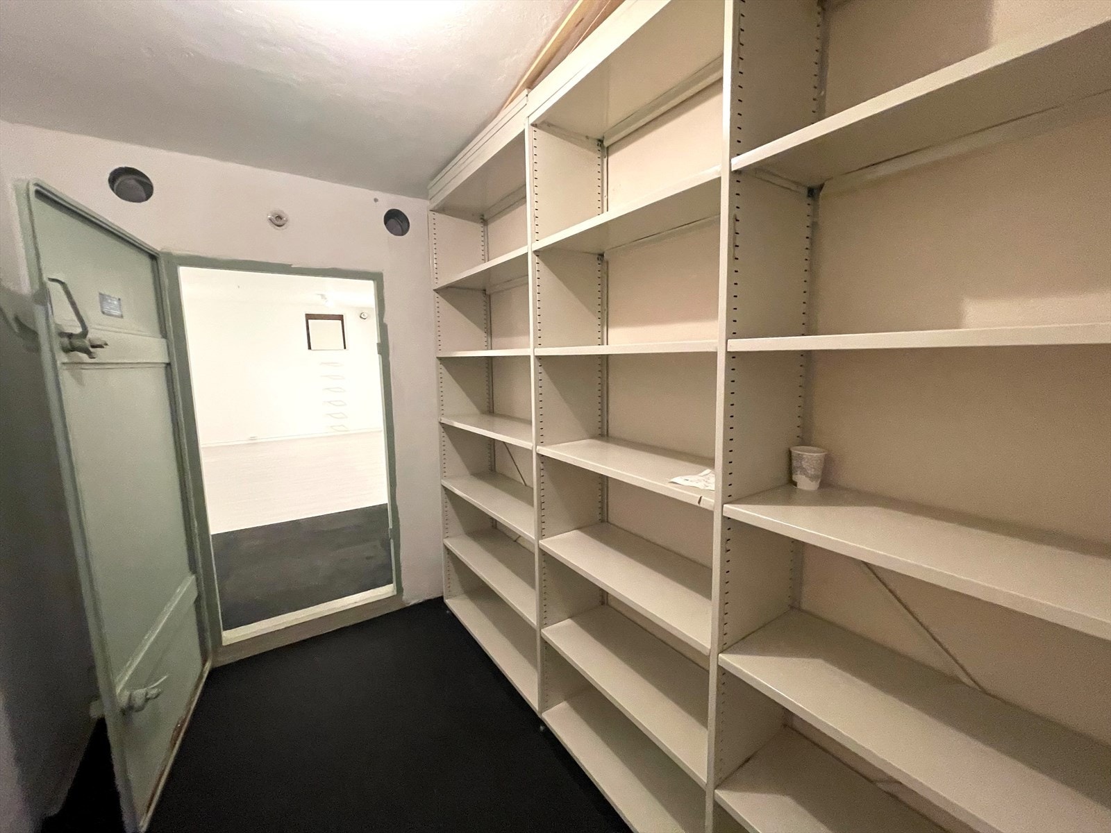 Inngang til tilfluktsrom. Galleribilde