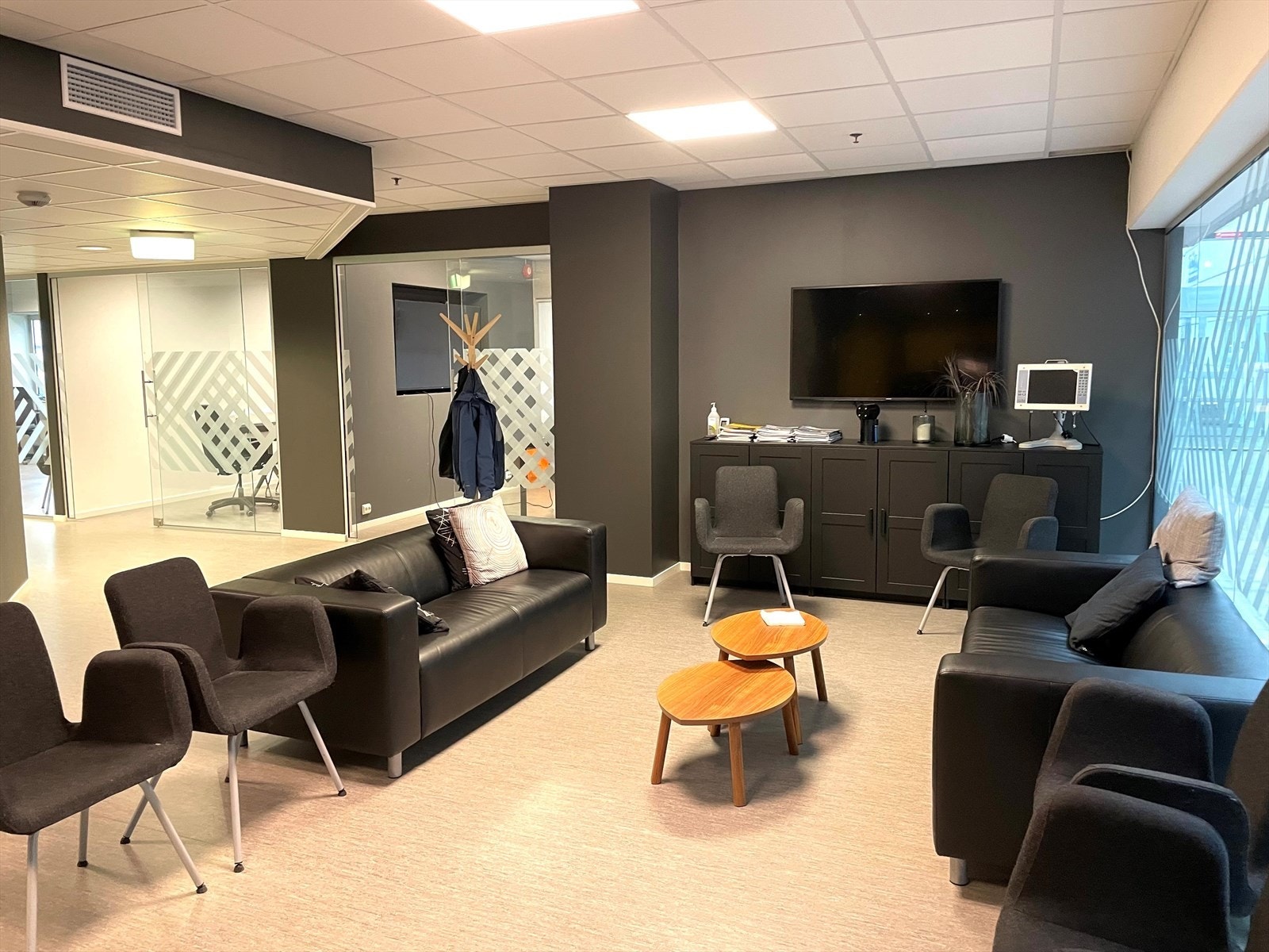 1. etasje felles inngangspart kontor.jpg Galleribilde