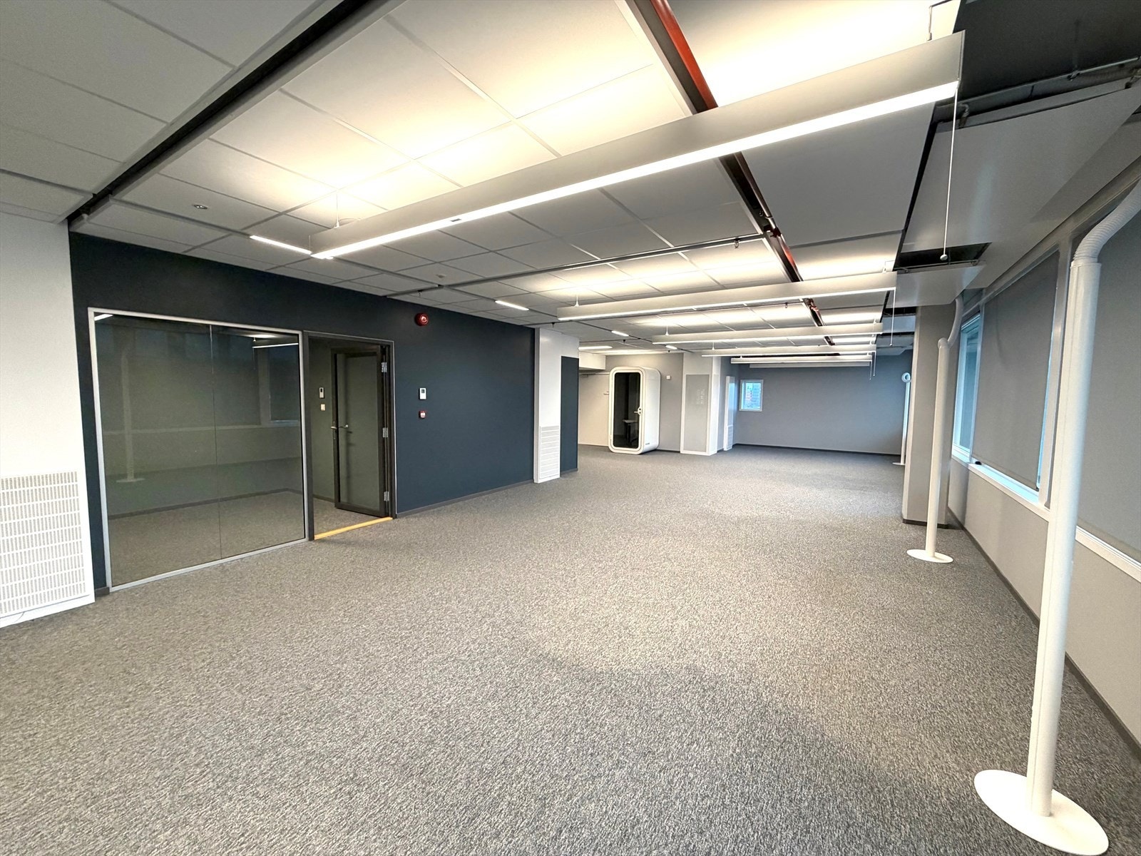 Åpent kontorareal med møterom, stillerom, kontor.jpg Galleribilde