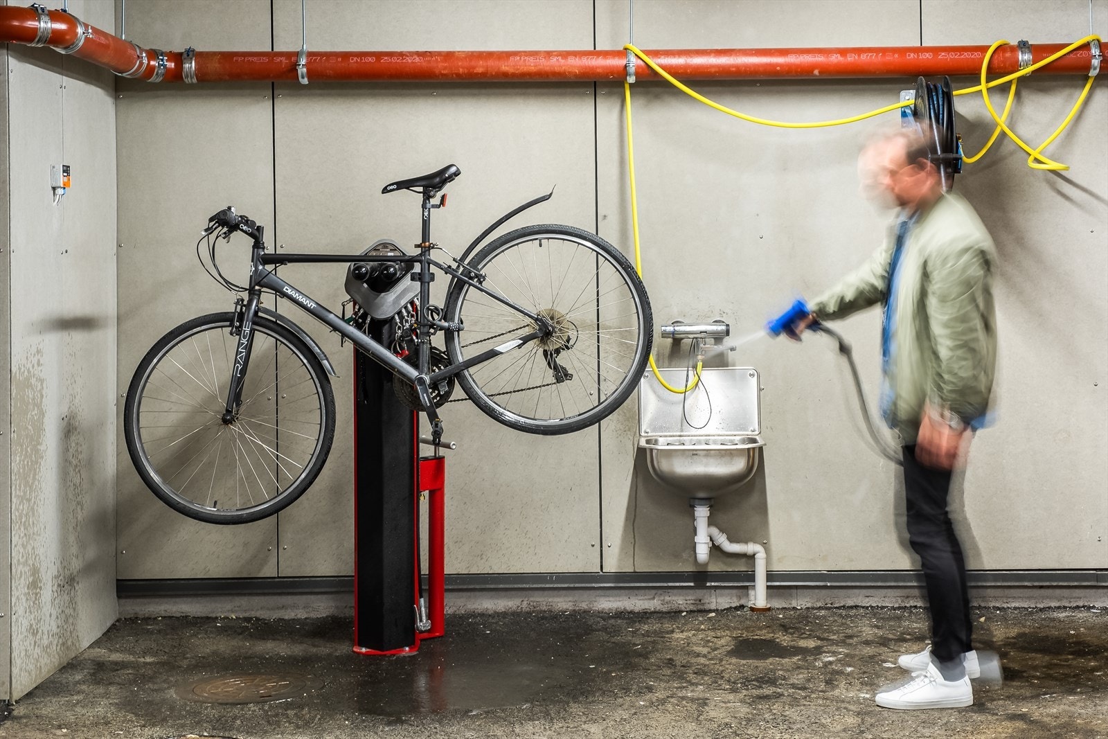 Sykkelstasjon i underetasje for ansatte. Galleribilde