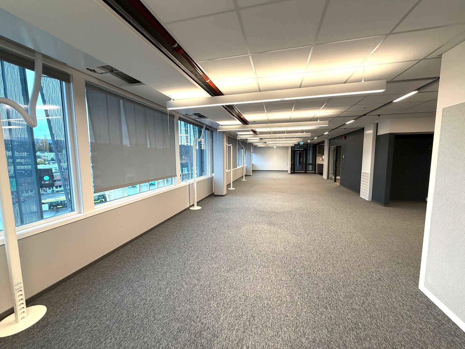 åpent kontorareal med inngangsdør og kjøkken nederst.jpg Galleribilde