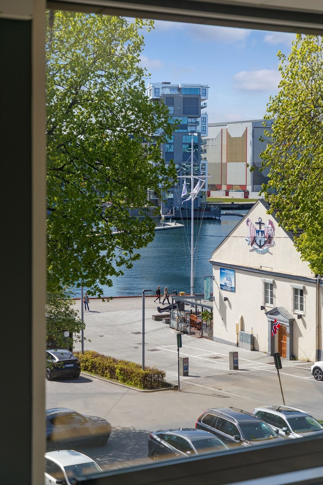 Flott utsikt mot brygga og byfjorden Galleribilde