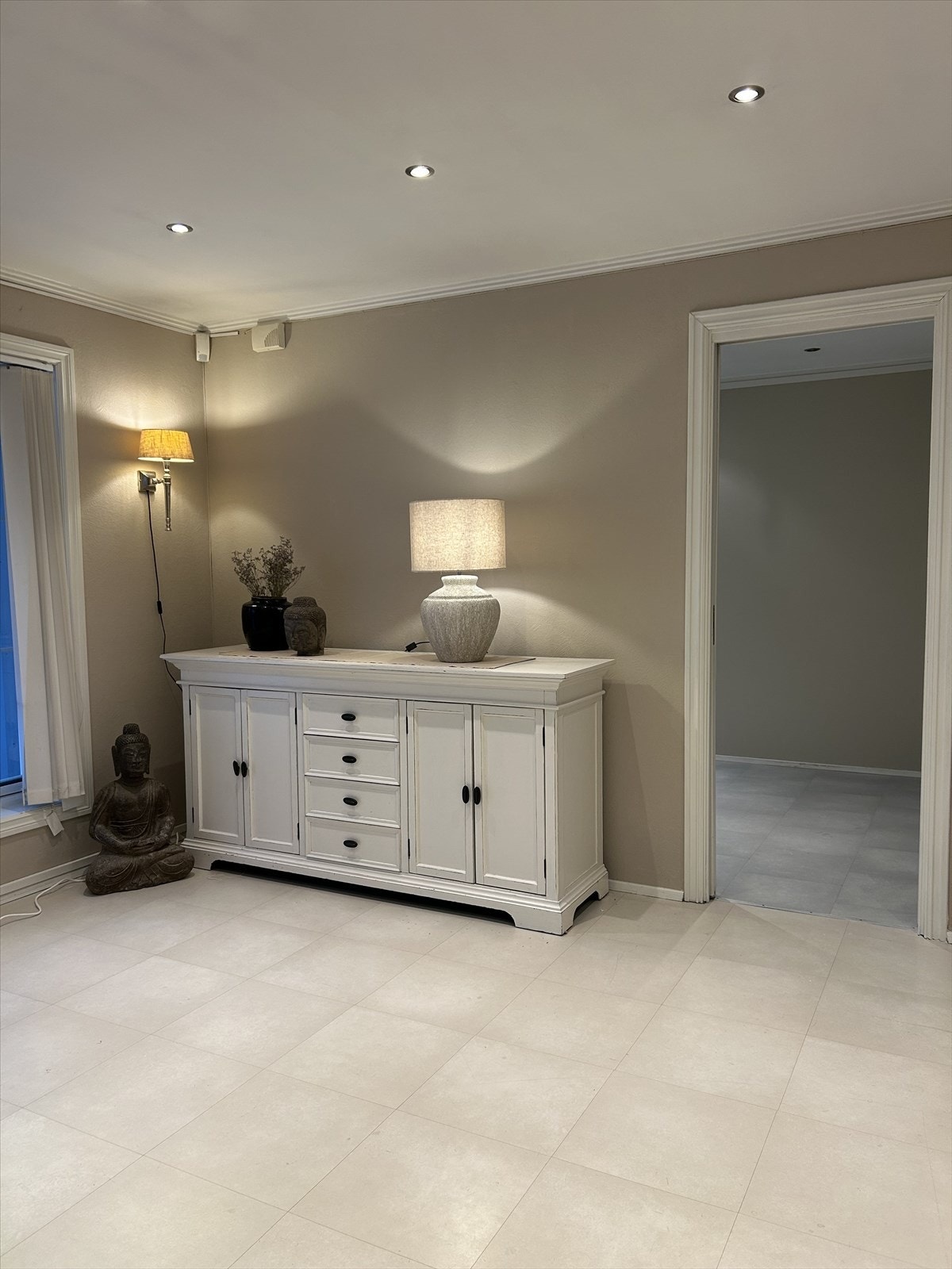 Lokalene inneholder Venteværelse, toalettrom, labrom, tre kontorer, behandlingsrom, lager og pauserom med kjøkken. Galleribilde