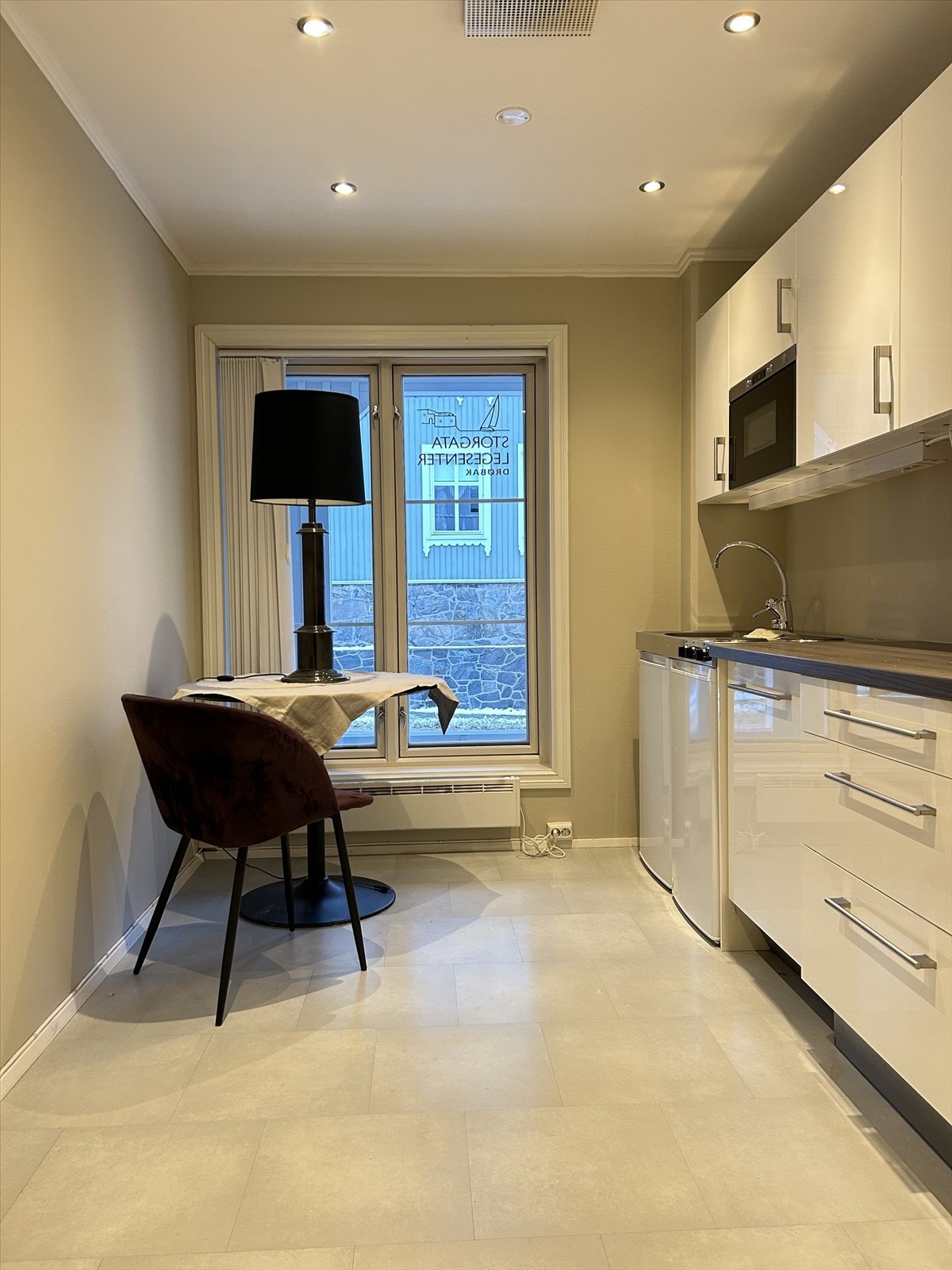 Pauserom med nyere kjøkken. Galleribilde