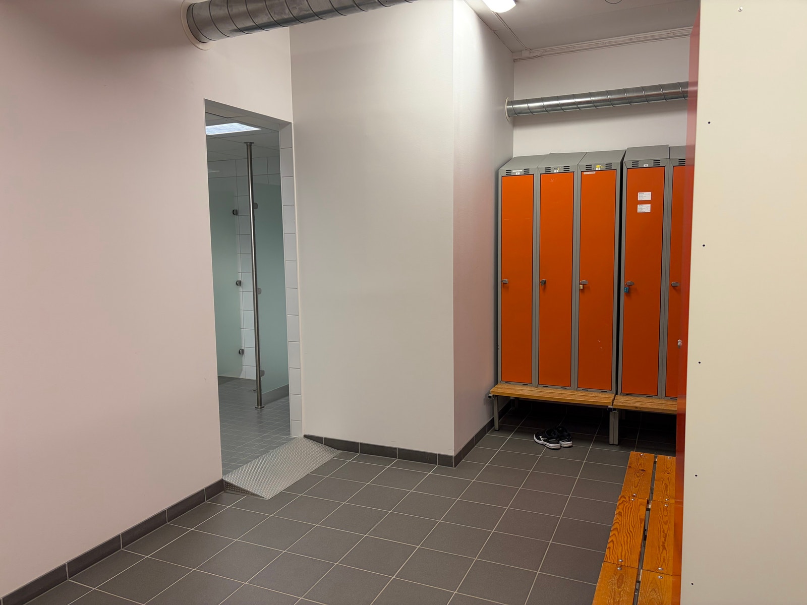 Felles garderober Galleribilde