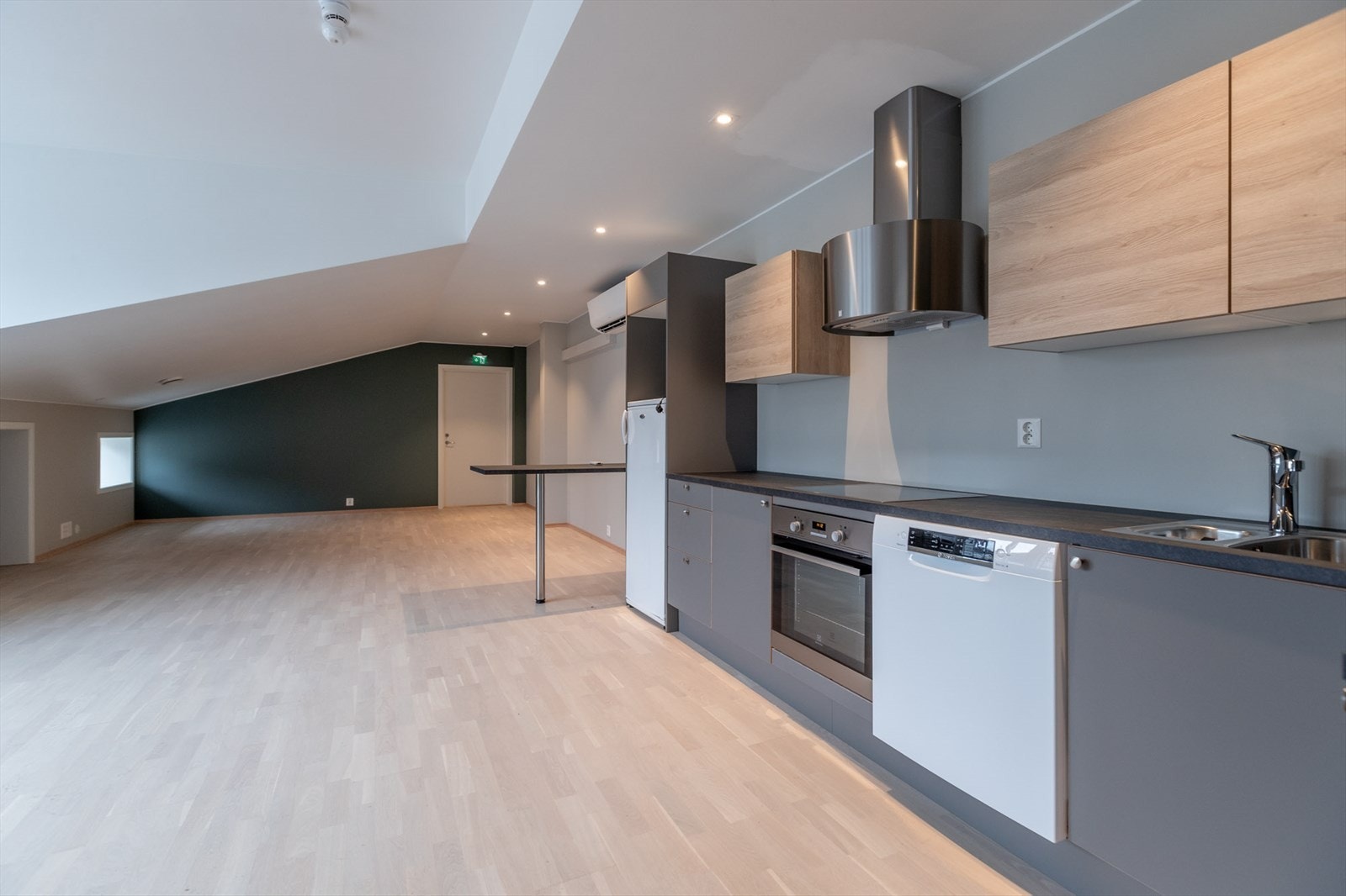 Åpent kontorlandskap og kjøkken Galleribilde