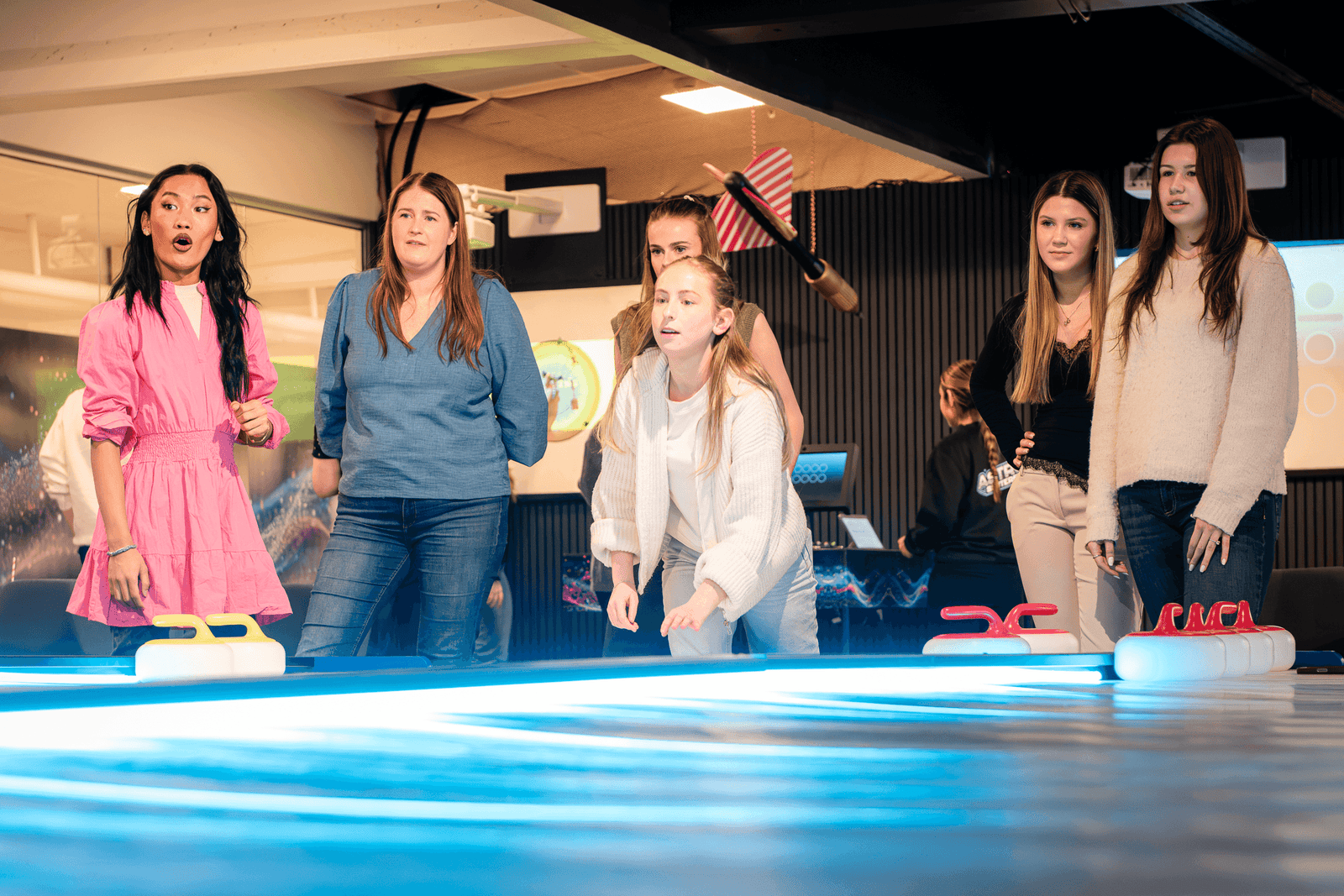 fra Astrosenteret - Astro Curling: Samle vennegjengen eller kollegene til en runde streetcurling hvor det handler om samhold, konkurranse og latter – på tvers av alder og nivå. Galleribilde