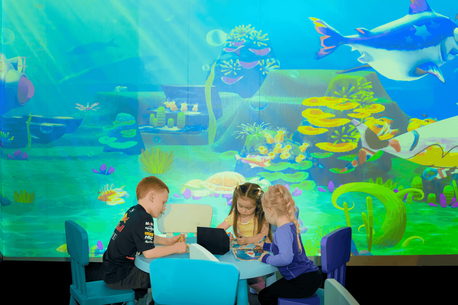 fra Astrosenteret - Tegn, fargelegg og skap din egen figur – og se den komme til live i en digital verden hvor du både kan ta på den og se den bevege seg rundt. Galleribilde