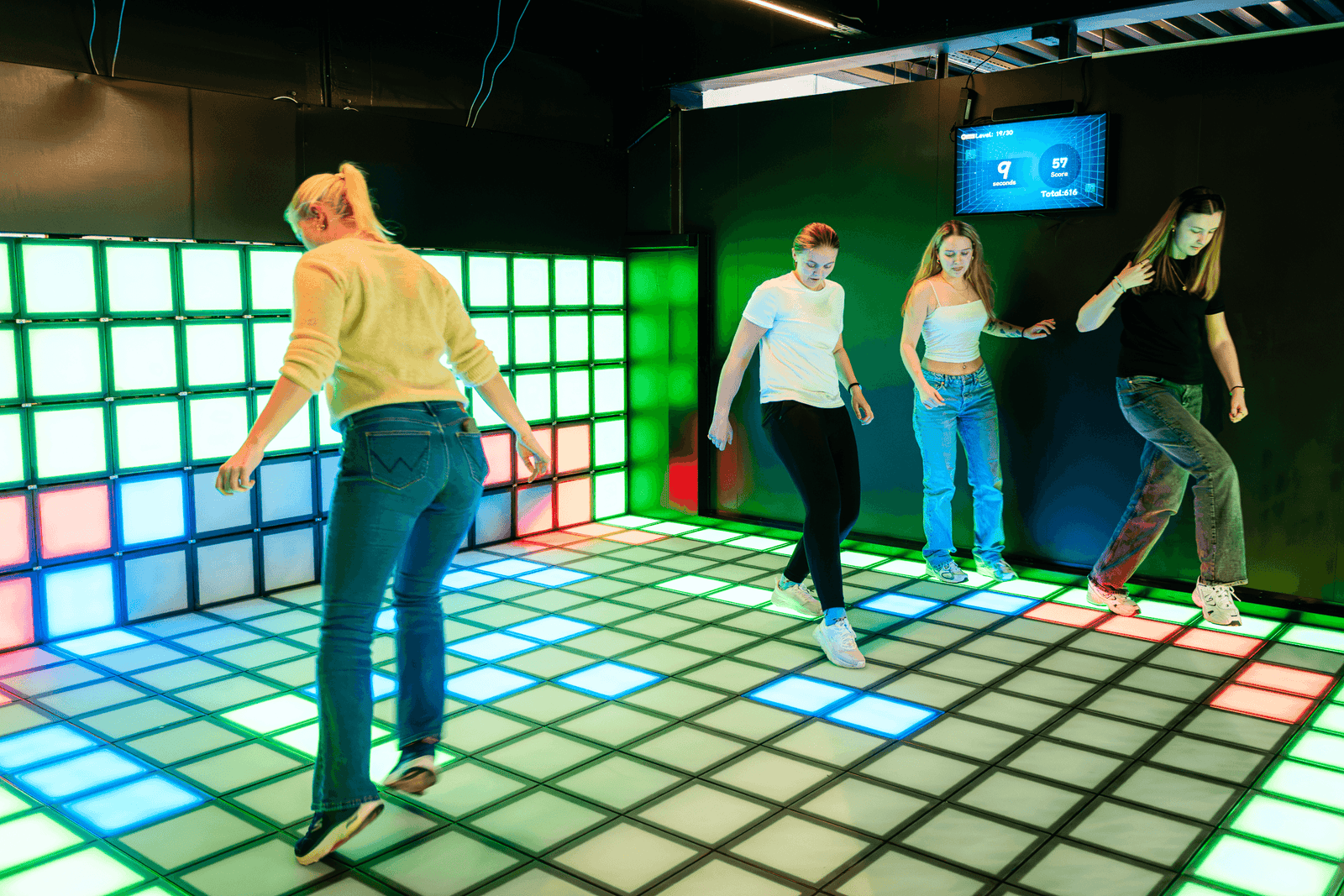 fra Astrosenteret - Floor is lava! Bli med inn i en verden der gulvet forvandles til et spillbrett. Farger, lys og musikk gjør opplevelsen intens og morsom – og utfordringen er å unngå lavaen. Galleribilde